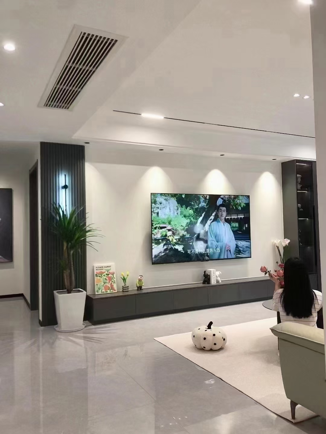 现代简约风，设计时是期待的，开工时是兴奋的，装修时省心的，完工后是喜悦的！谈不上豪华，自己喜欢就好
