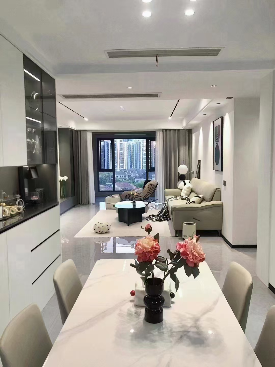 现代简约风，设计时是期待的，开工时是兴奋的，装修时省心的，完工后是喜悦的！谈不上豪华，自己喜欢就好