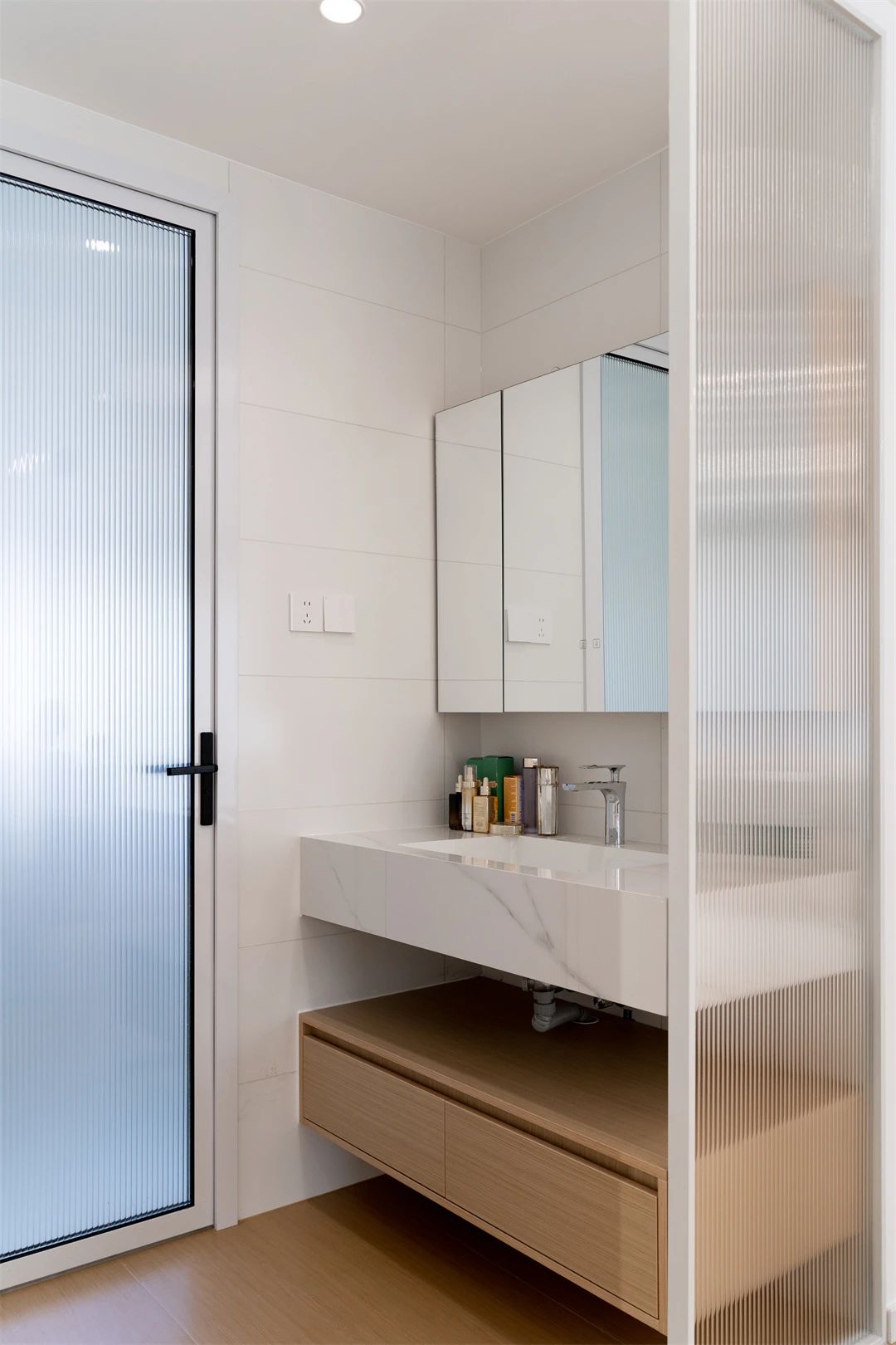 128㎡现代简约：温润原木+奶油白，清新恬静的温情时光！