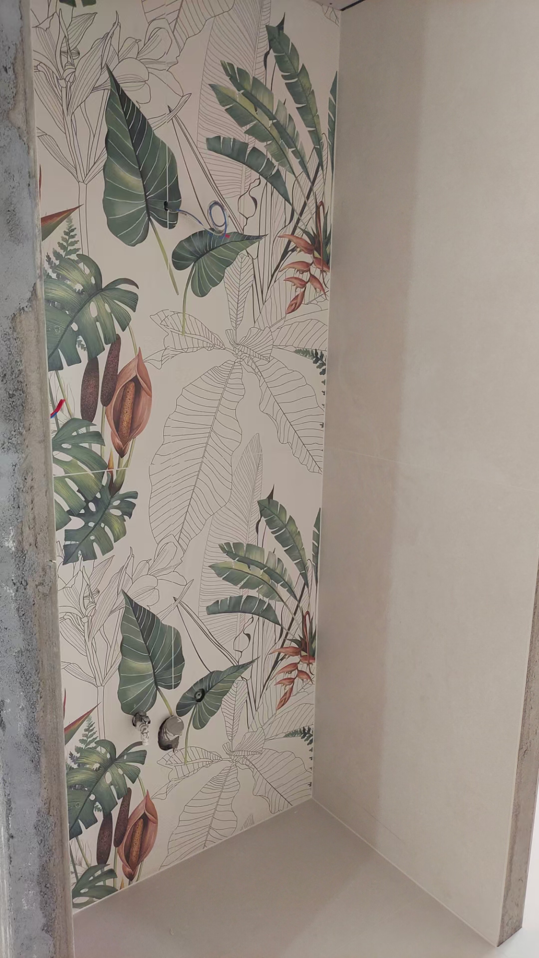颠峰者美缝完工一套，颜色的搭配和功艺的精湛使得整个瓷砖看上去浑然一体，看着心里舒畅。
