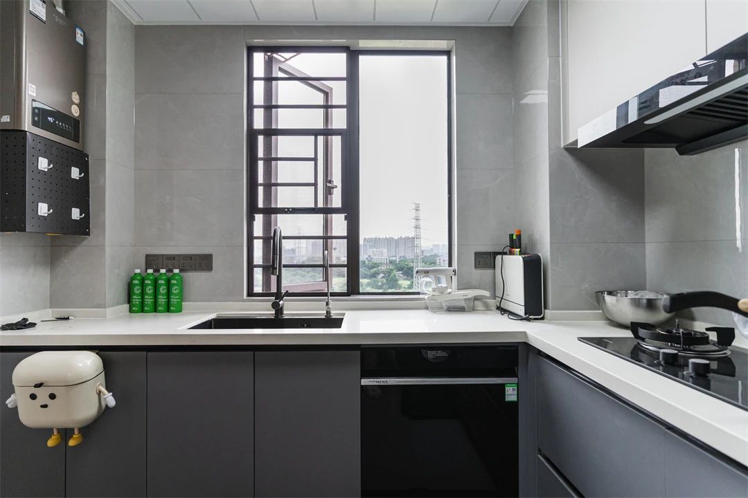  110㎡现代极简：黑白灰极致诠释，追求静谧与和谐的日常！