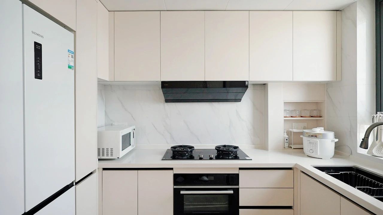 150㎡现代简约风，奶白色彩、自然材质、组合光照等设计元素，创造出多功能的美学空间！