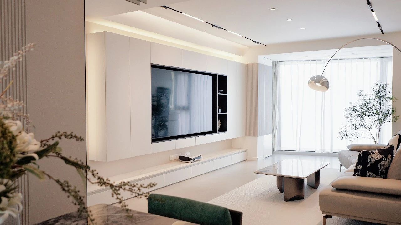 150㎡现代简约风，奶白色彩、自然材质、组合光照等设计元素，创造出多功能的美学空间！