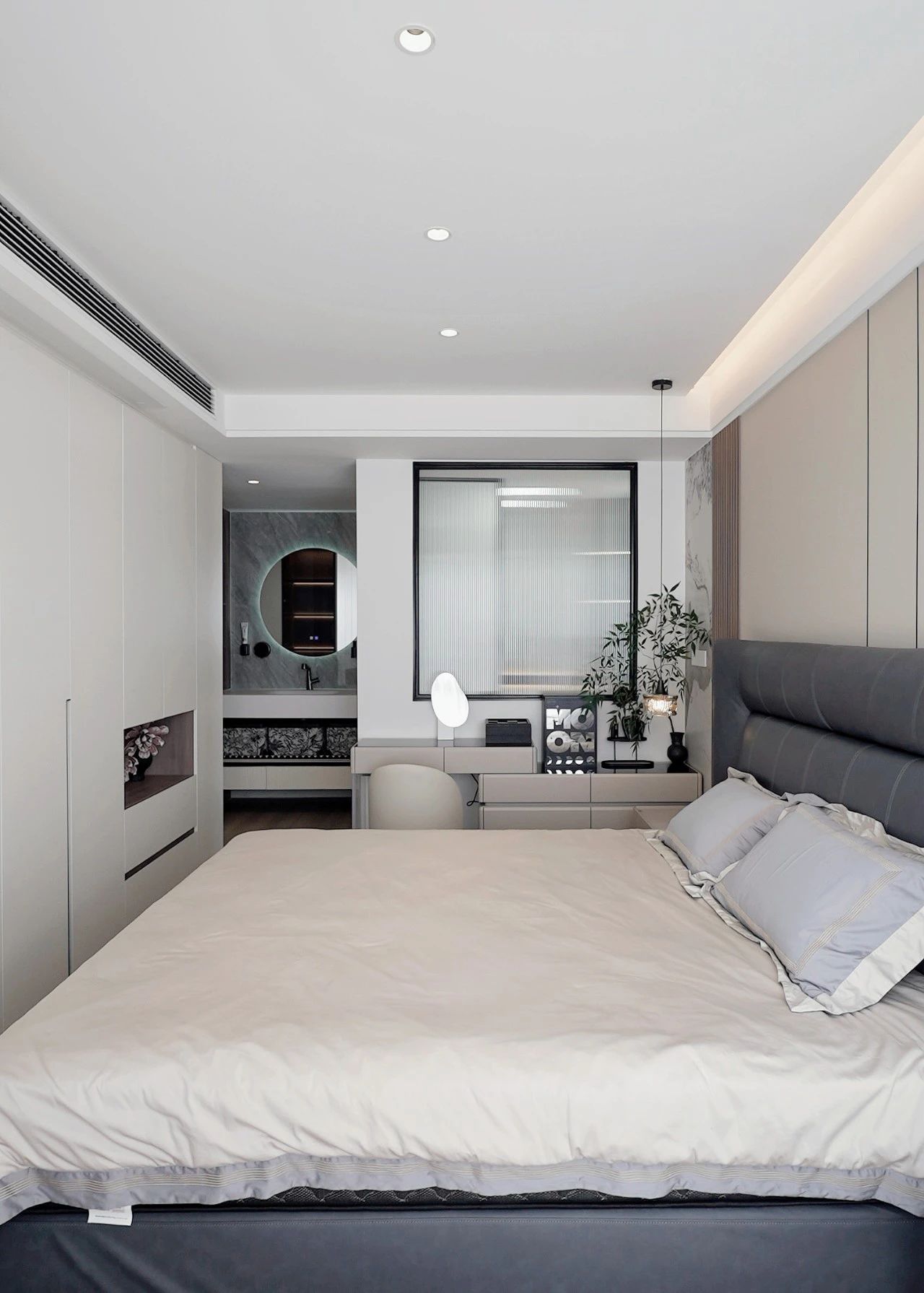 150㎡现代简约风，奶白色彩、自然材质、组合光照等设计元素，创造出多功能的美学空间！