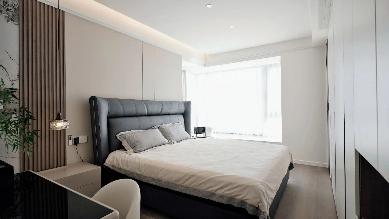 150㎡现代简约风，奶白色彩、自然材质、组合光照等设计元素，创造出多功能的美学空间！