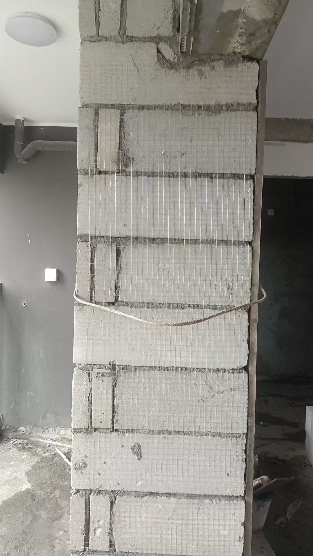 砌墙工艺，门头过梁，满挂网，（防止门框变形，墙体开裂）