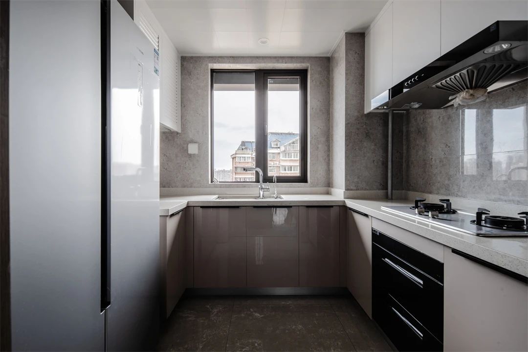 130平现代风格，简约而自在，打造与众不同的黑白格调！