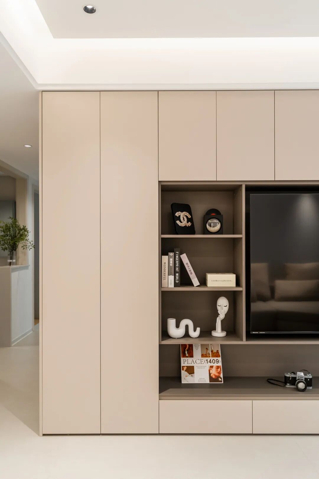 125㎡现代极简风格：满墙系统柜构成家的「收纳骨骼」!