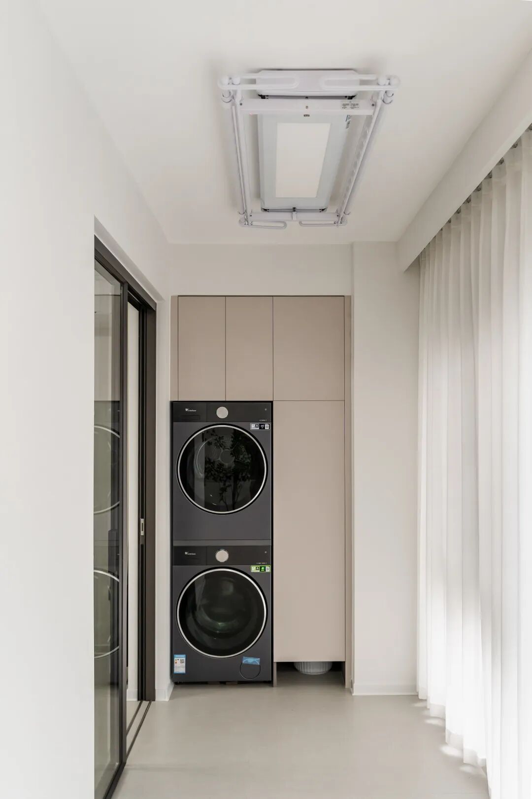 125㎡现代极简风格：满墙系统柜构成家的「收纳骨骼」!