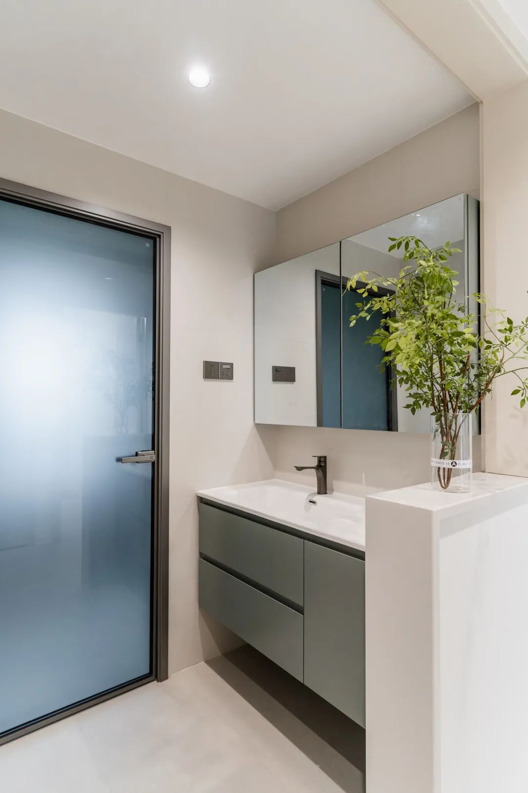 125㎡现代极简风格：满墙系统柜构成家的「收纳骨骼」!