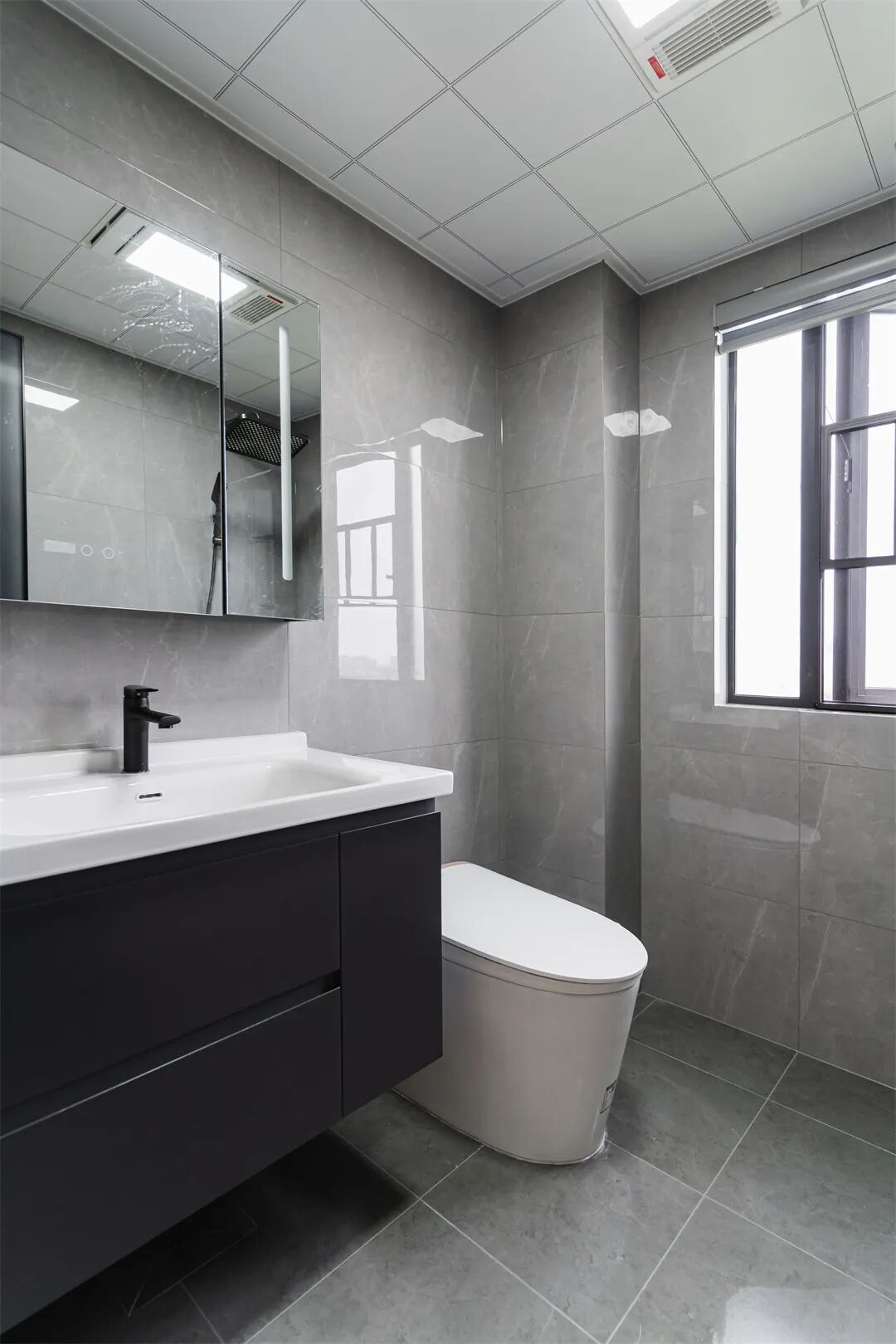 110㎡现代极简：黑白灰极致诠释，追求静谧与和谐的日常！