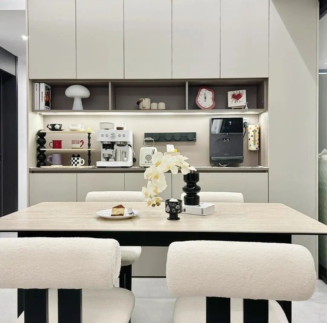 《黑白灰现代极简：让家回归本真的利落之美》