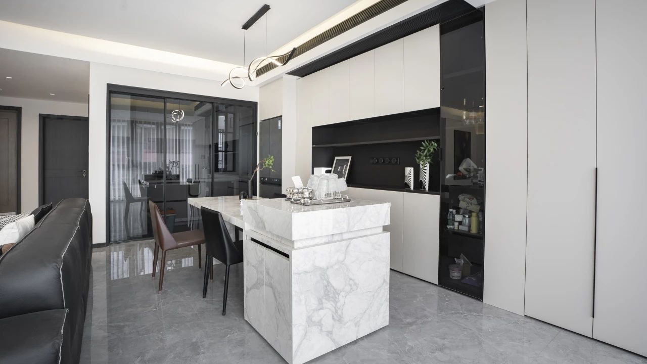 130平现代风格。黑白灰极致诠释，追求静谧与和谐的日常！