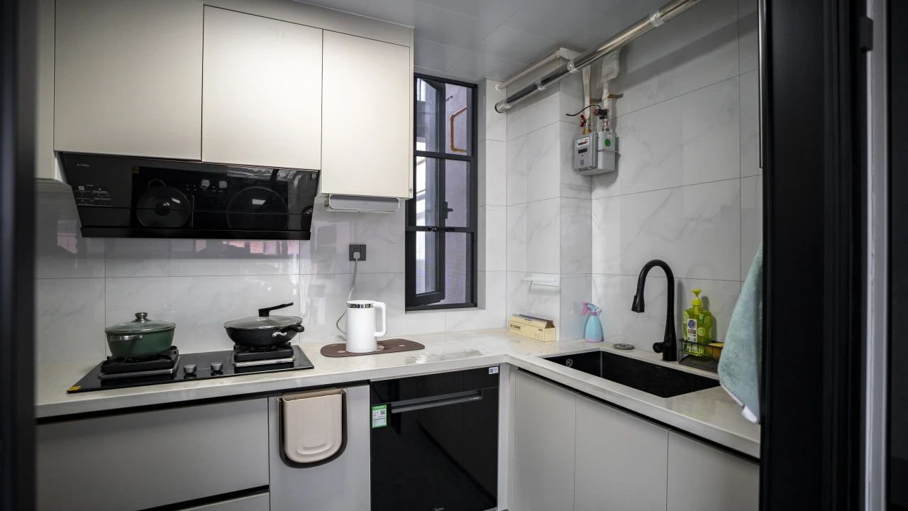 130平现代风格。黑白灰极致诠释，追求静谧与和谐的日常！