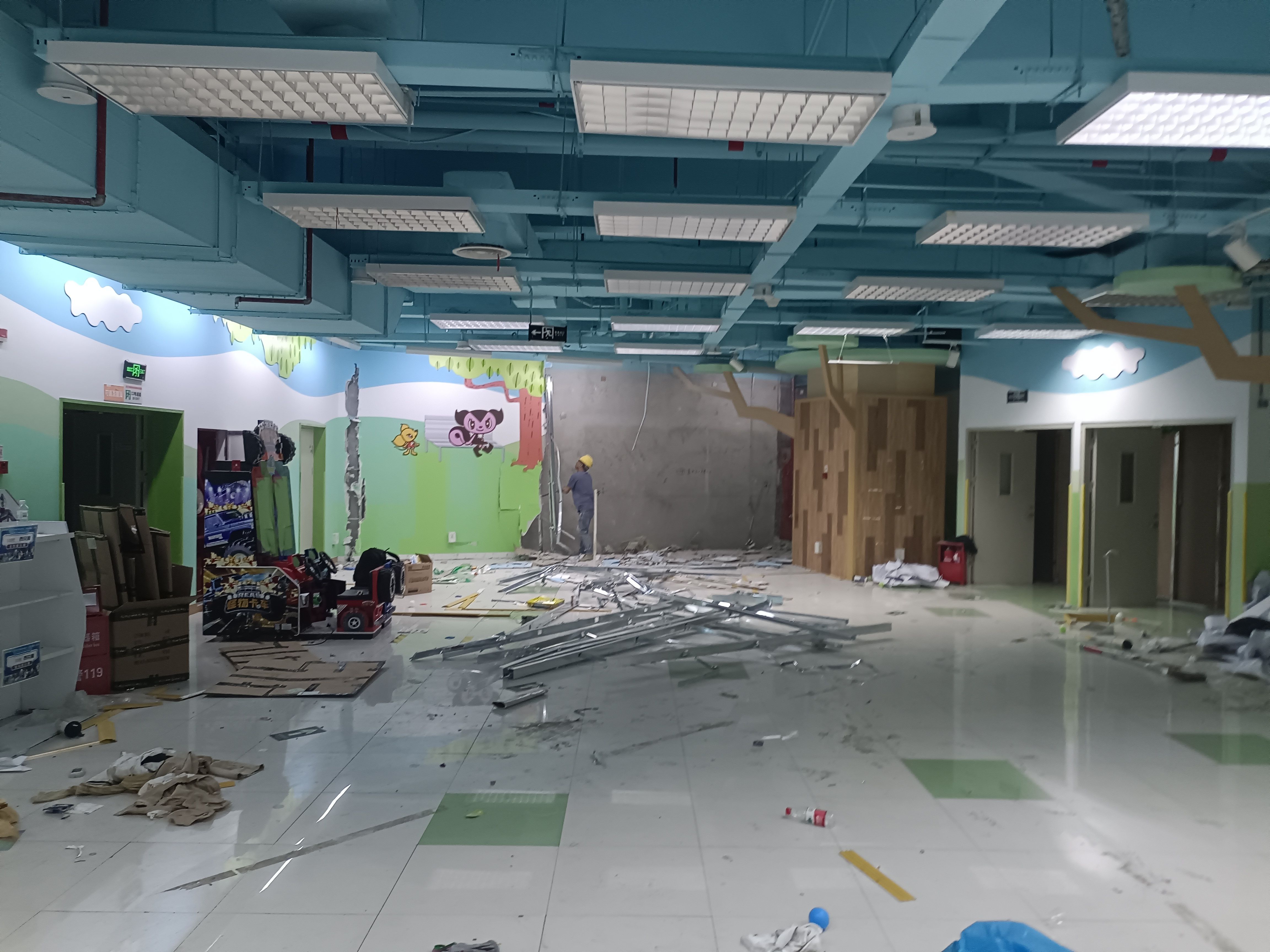 600平拆除天虹商场 