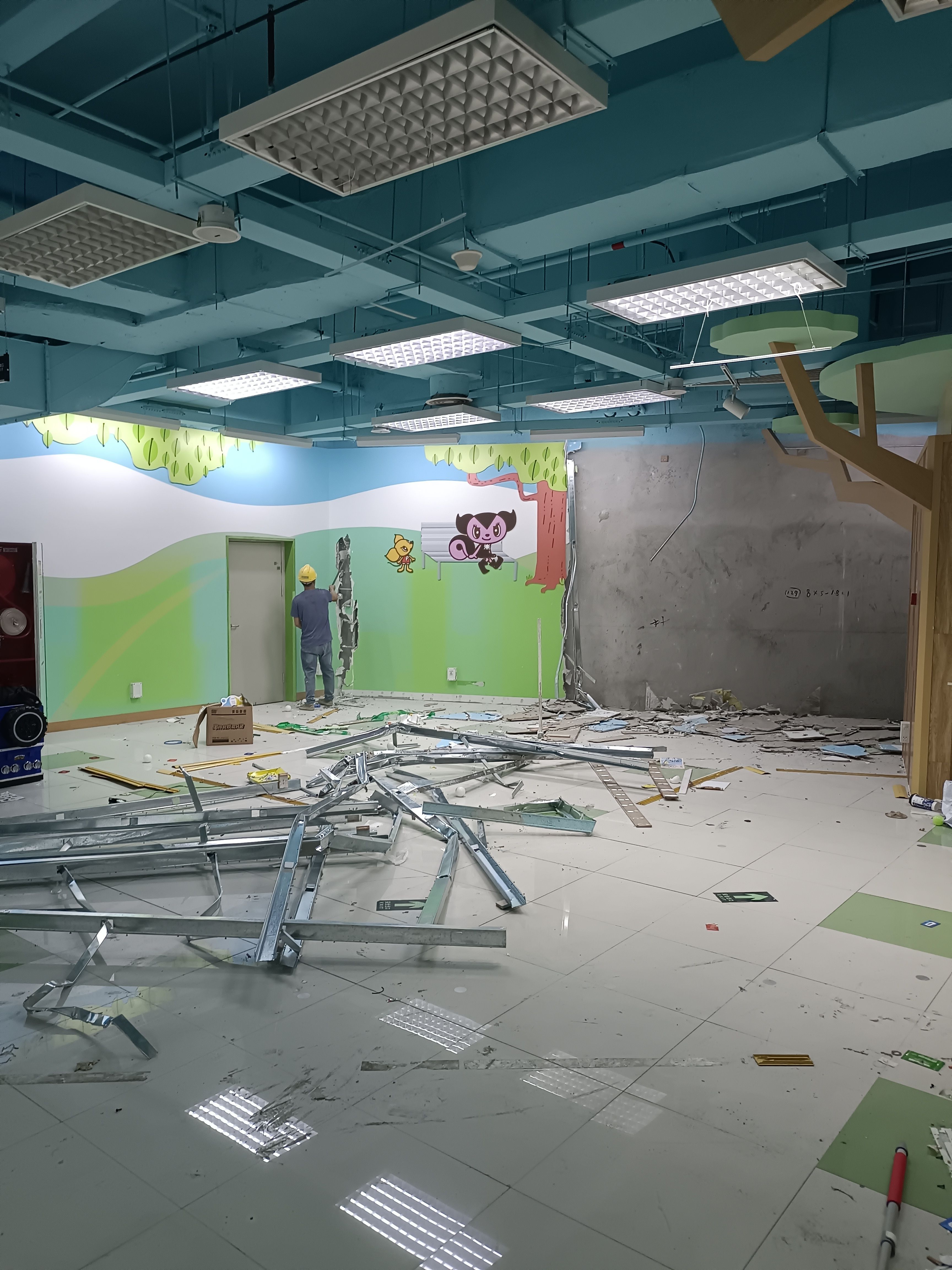 600平拆除天虹商场 