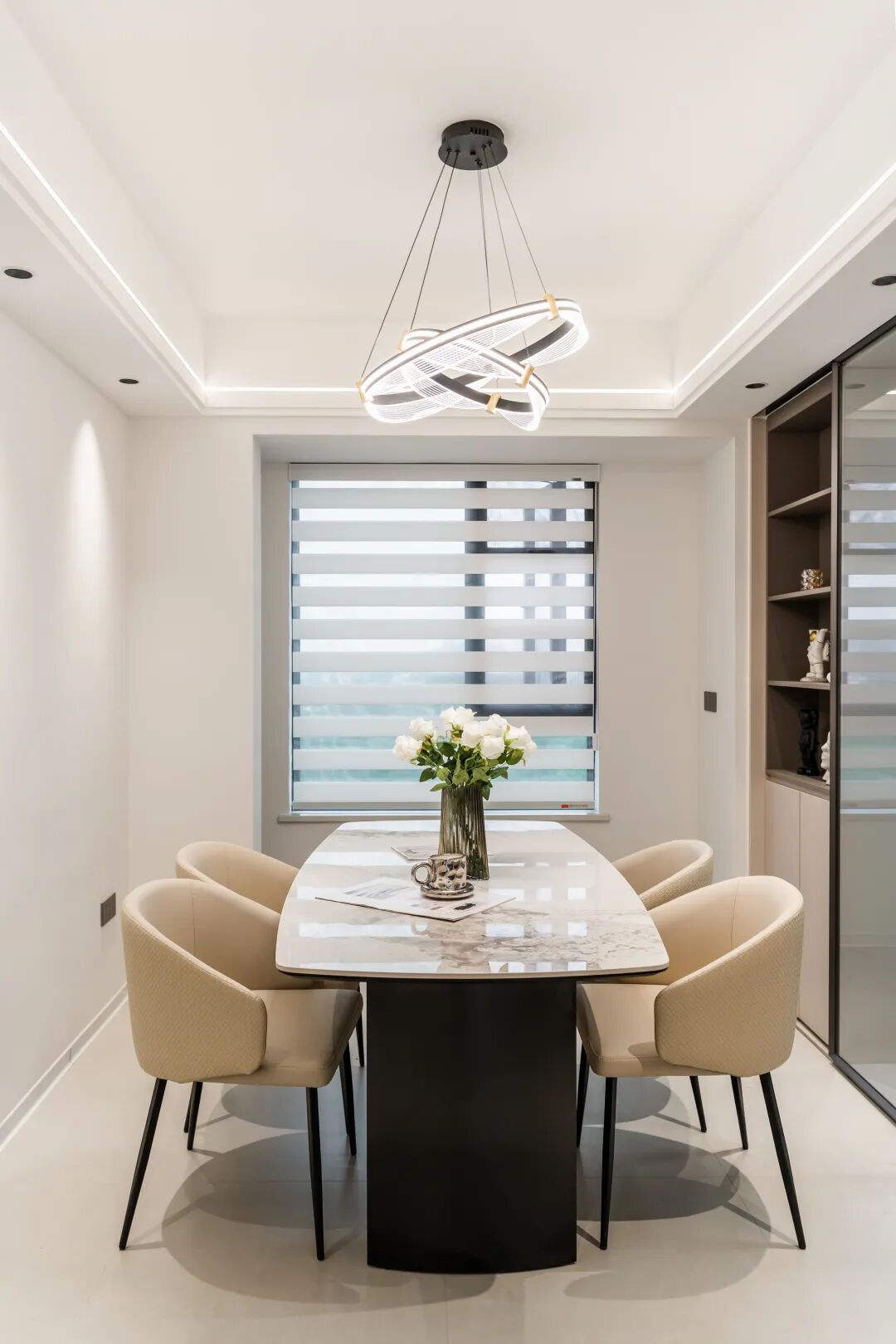 125㎡现代极简风格：满墙系统柜构成家的「收纳骨骼」!