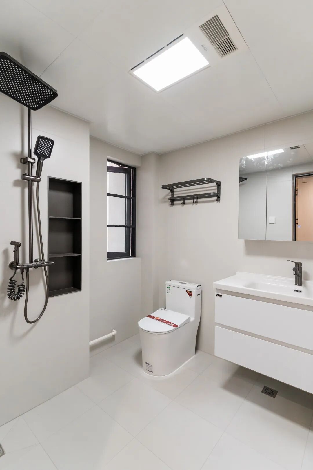 125㎡现代极简风格：满墙系统柜构成家的「收纳骨骼」!