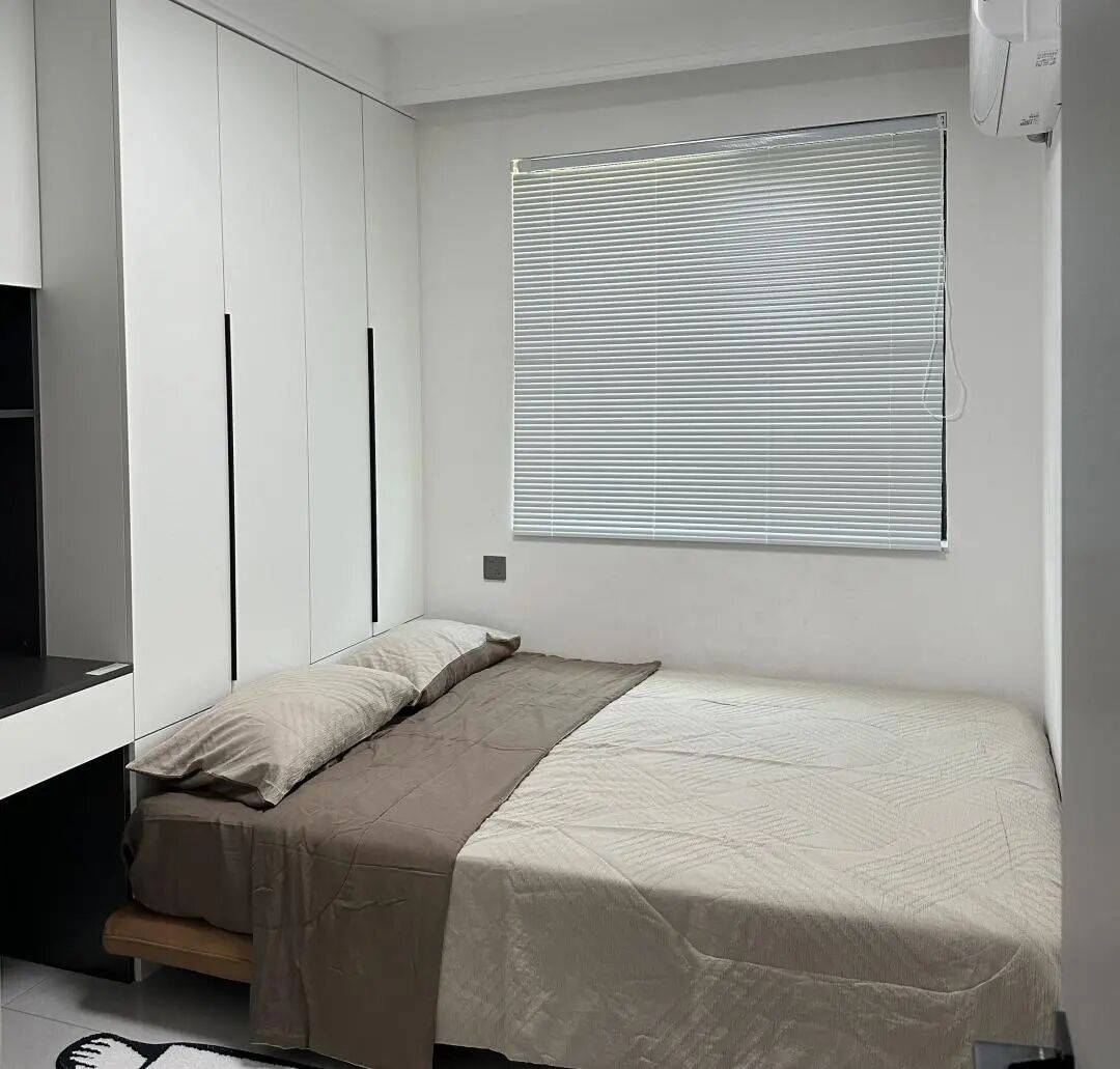 《极简黑白灰：以光影为笔，在纯粹里写满高级感日常》