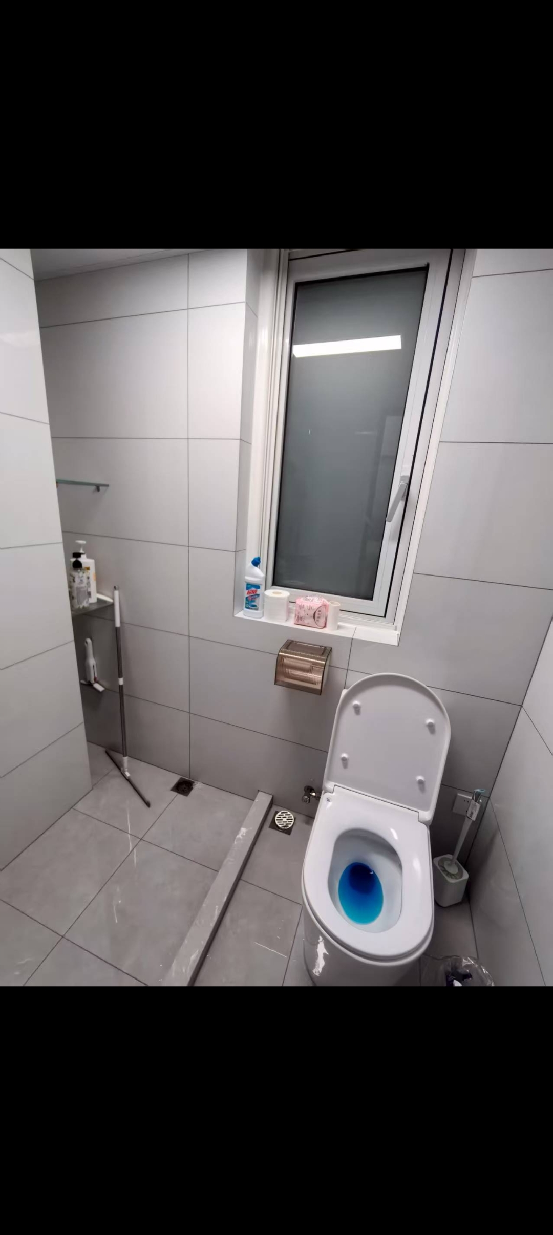 这个60㎡户型的装修风格属于现代极简风，核心特点是“简洁实用+一体化收纳”，适配小户型的空间优化需求