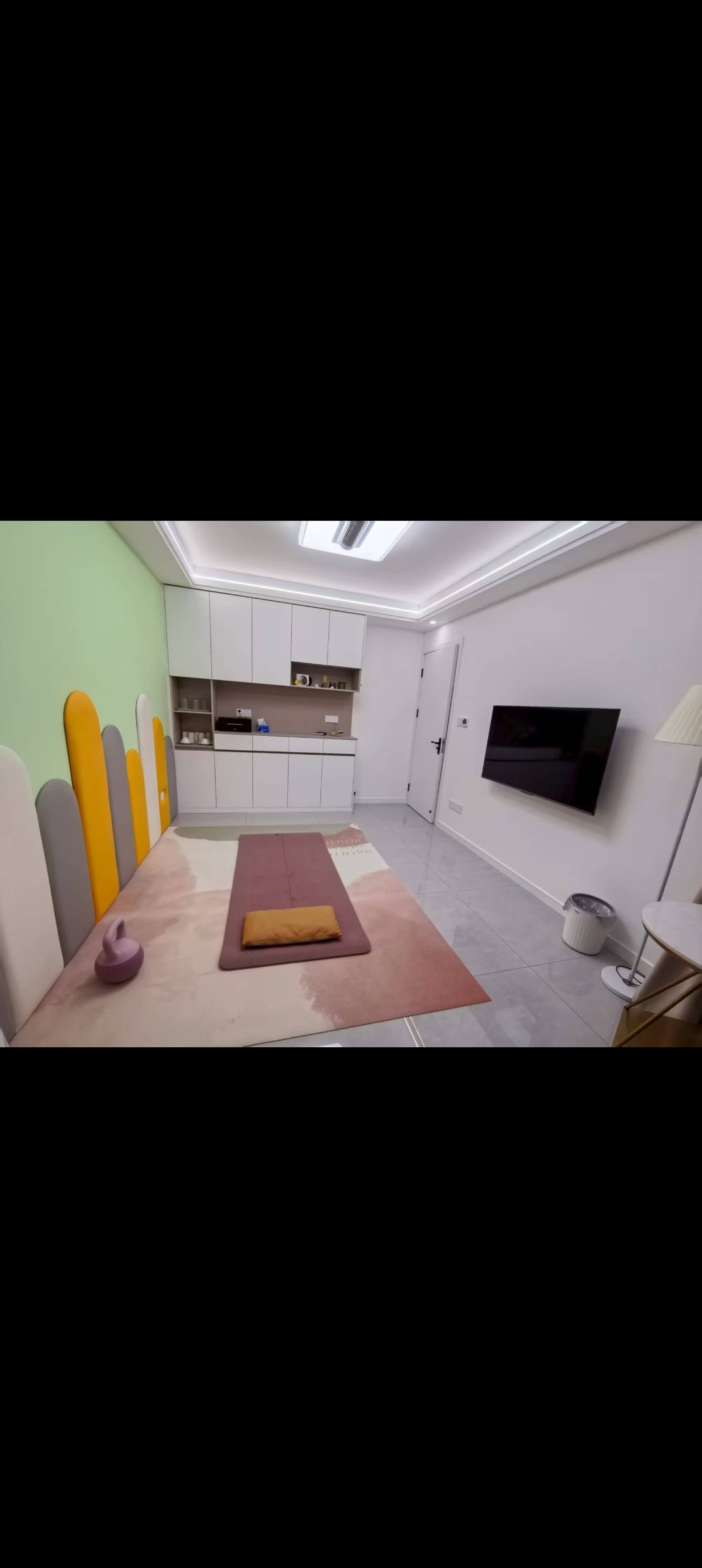 这个60㎡户型的装修风格属于现代极简风，核心特点是“简洁实用+一体化收纳”，适配小户型的空间优化需求