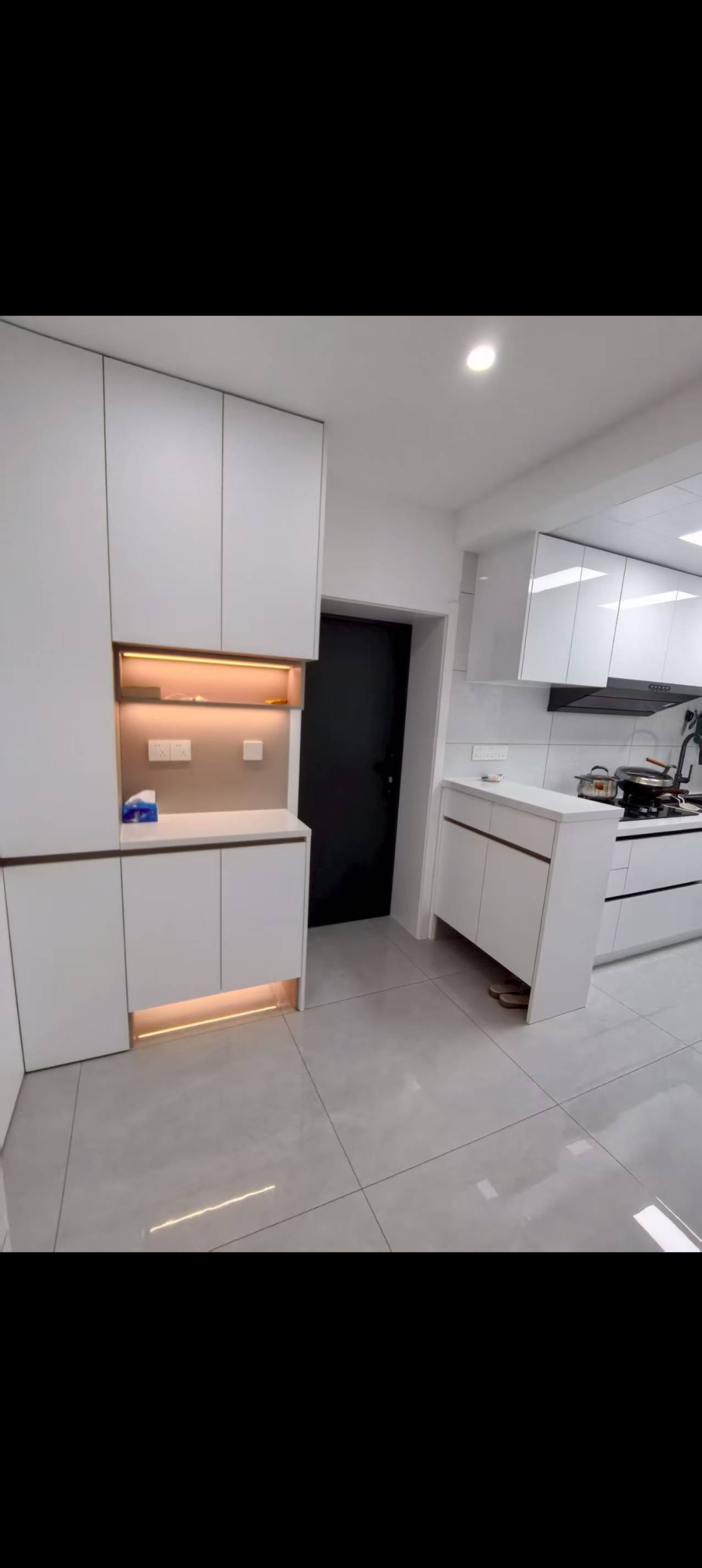 这个60㎡户型的装修风格属于现代极简风，核心特点是“简洁实用+一体化收纳”，适配小户型的空间优化需求