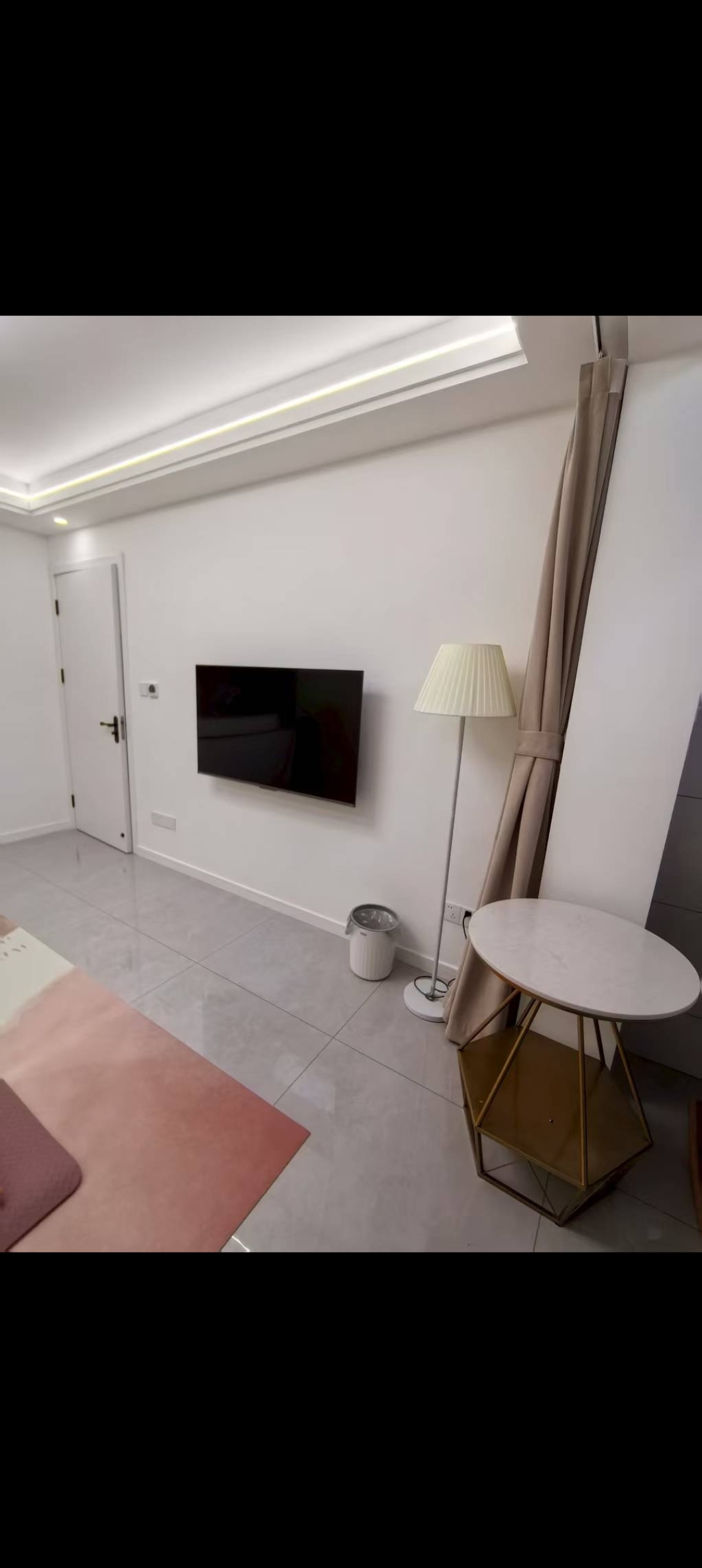 这个60㎡户型的装修风格属于现代极简风，核心特点是“简洁实用+一体化收纳”，适配小户型的空间优化需求