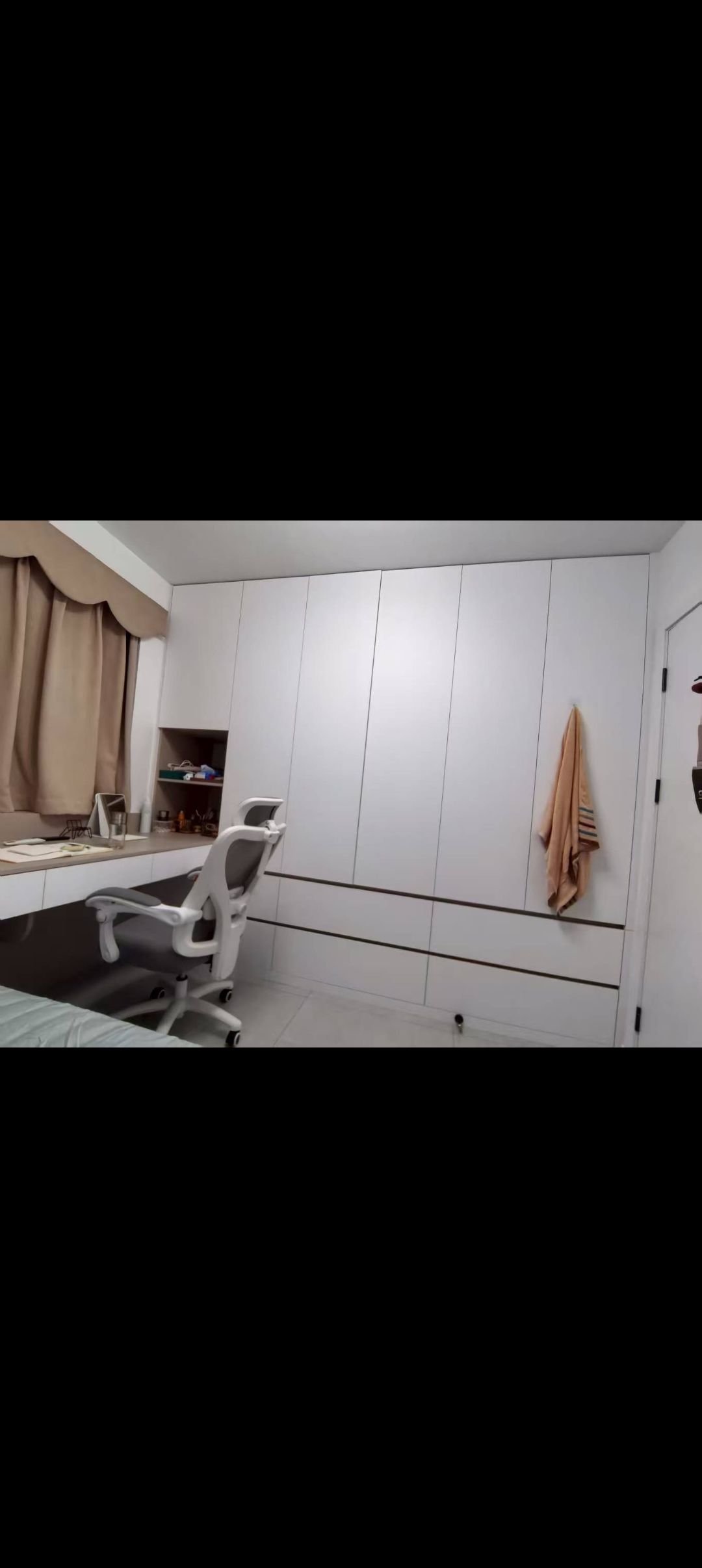 这个60㎡户型的装修风格属于现代极简风，核心特点是“简洁实用+一体化收纳”，适配小户型的空间优化需求