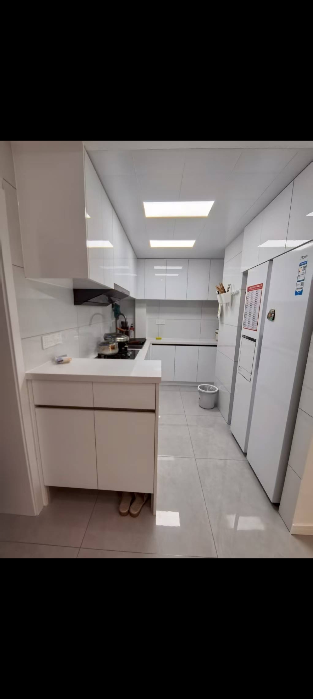 这个60㎡户型的装修风格属于现代极简风，核心特点是“简洁实用+一体化收纳”，适配小户型的空间优化需求