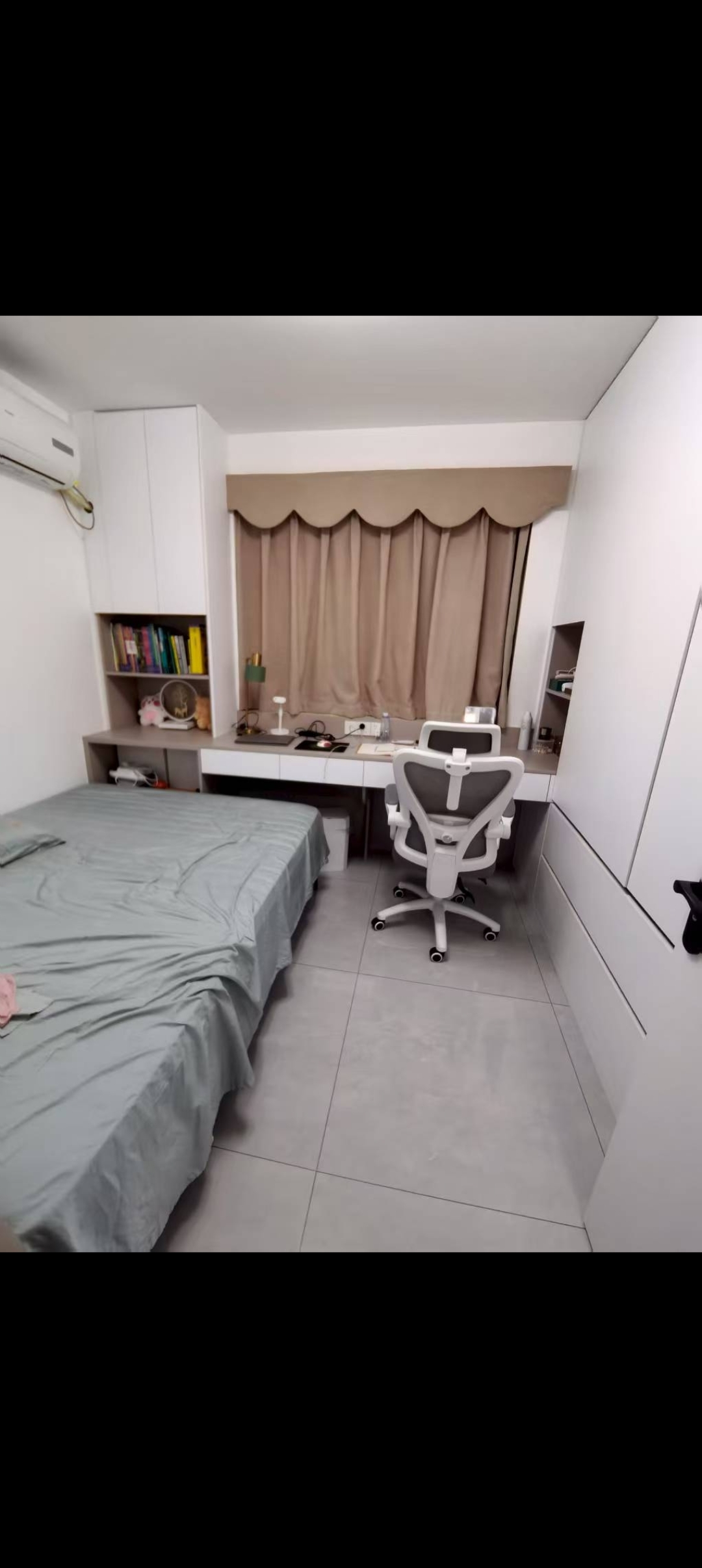 这个60㎡户型的装修风格属于现代极简风，核心特点是“简洁实用+一体化收纳”，适配小户型的空间优化需求