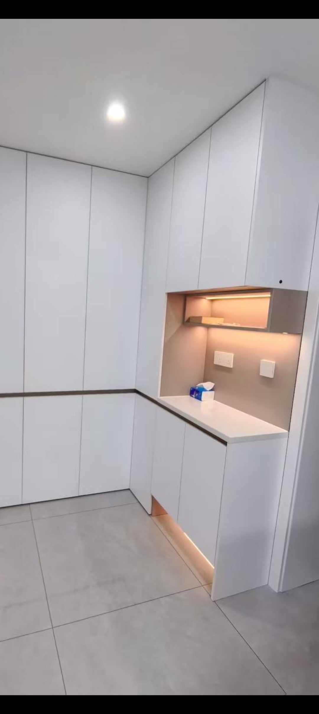 这个60㎡户型的装修风格属于现代极简风，核心特点是“简洁实用+一体化收纳”，适配小户型的空间优化需求