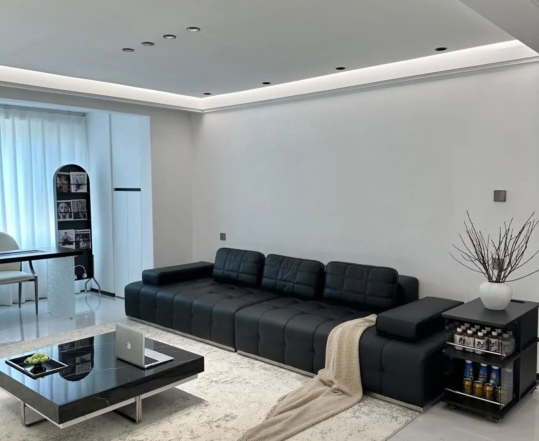 《极简黑白灰：以光影为笔，在纯粹里写满高级感日常》