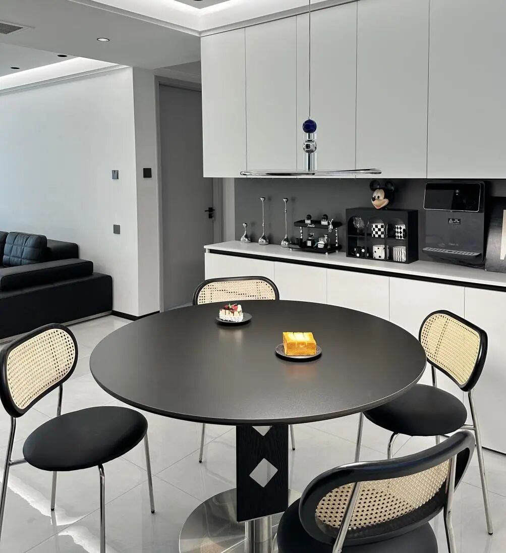 《极简黑白灰：以光影为笔，在纯粹里写满高级感日常》