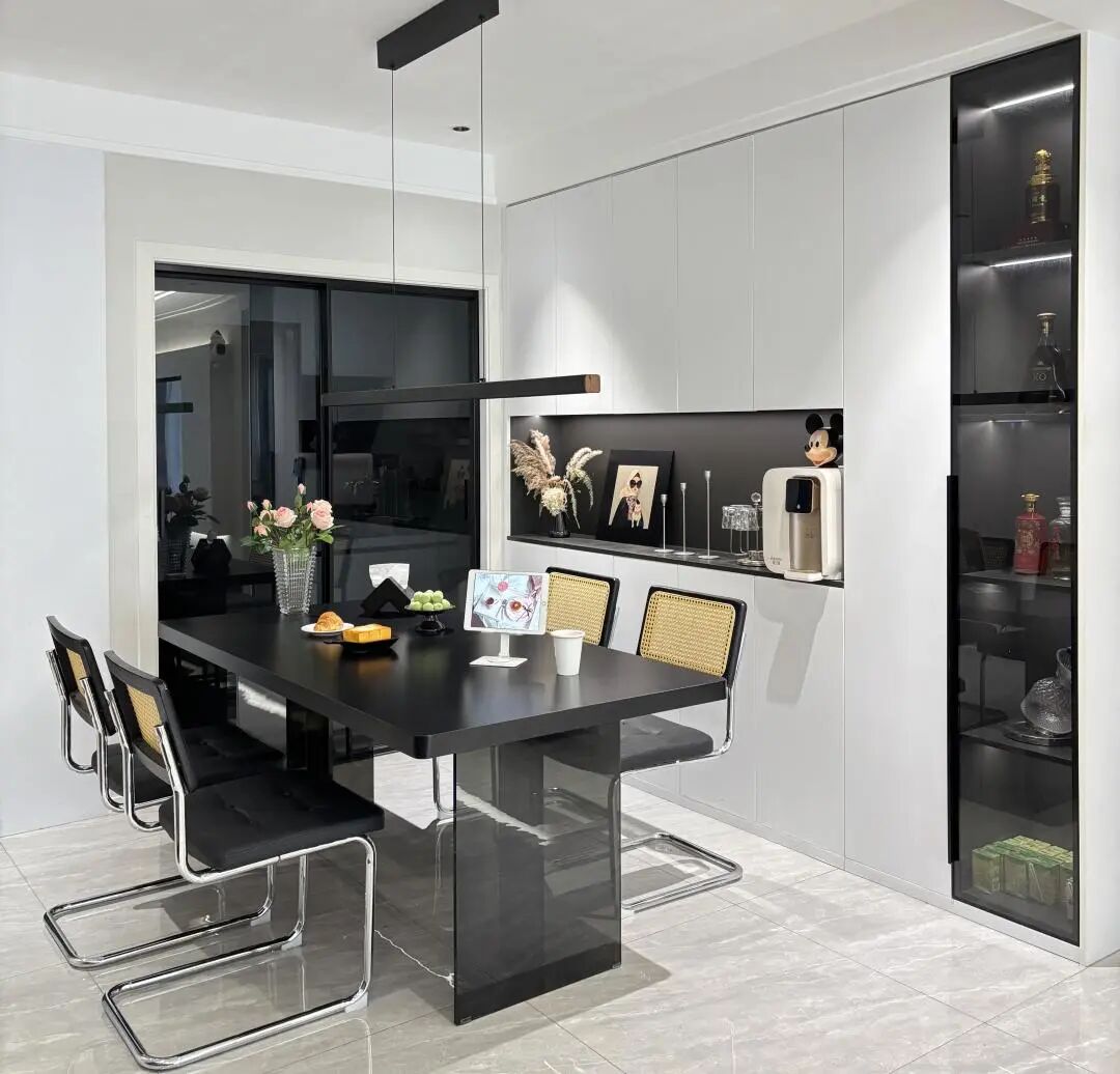 《不止 “黑白”，更是质感：打造有温度的极简家居》