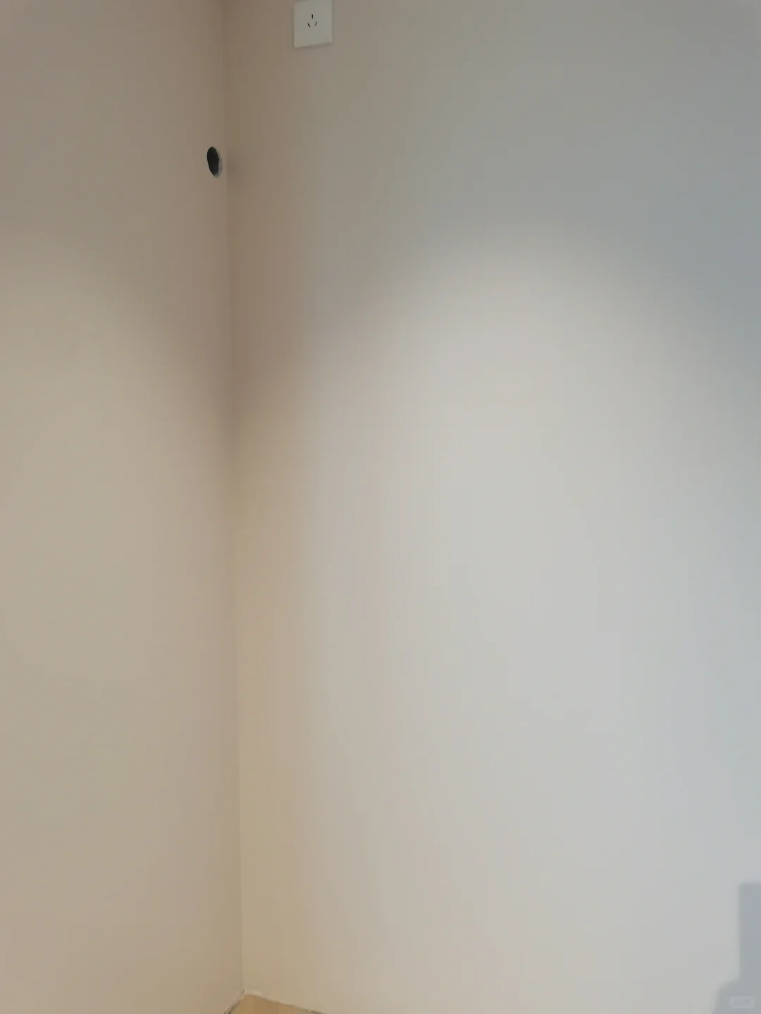 现场的整体平整度，上下的顺平度，直逼冲筋工艺的标准，柜体也可以做到上下接缝一致。