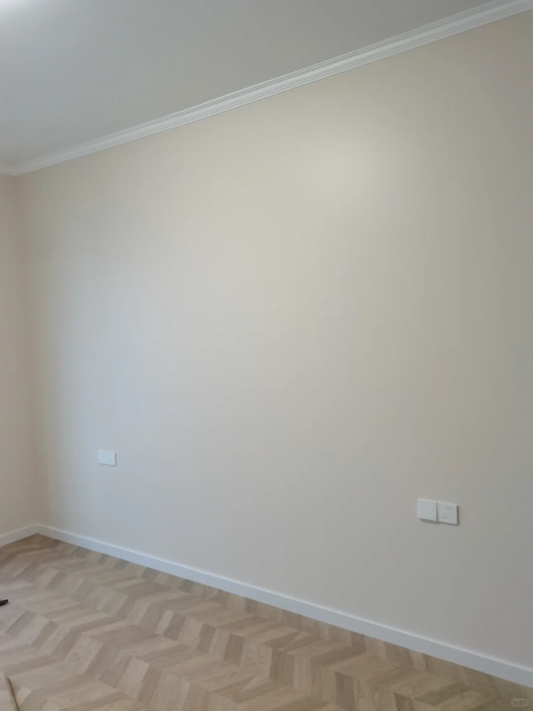 现场的整体平整度，上下的顺平度，直逼冲筋工艺的标准，柜体也可以做到上下接缝一致。