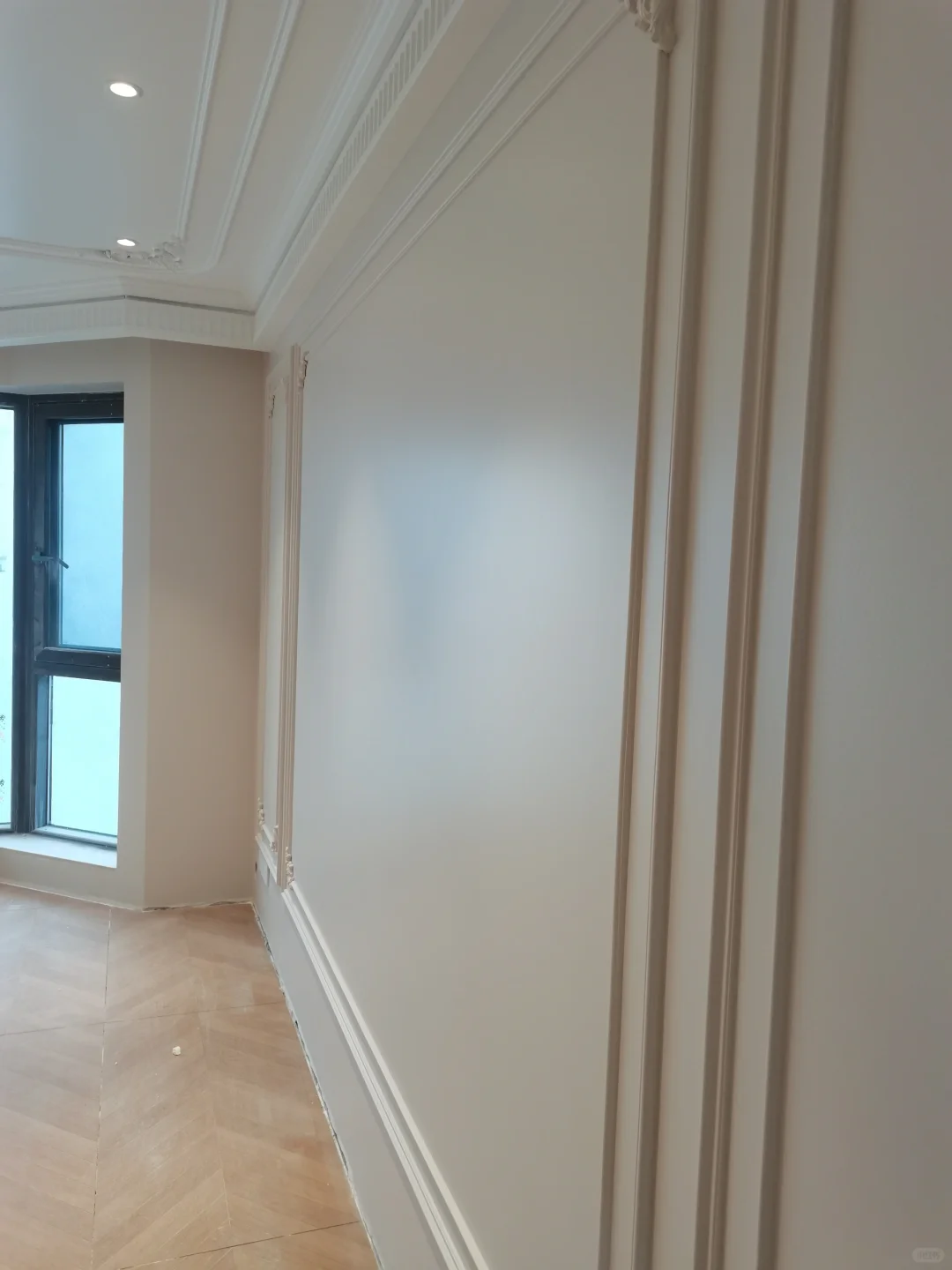 现场的整体平整度，上下的顺平度，直逼冲筋工艺的标准，柜体也可以做到上下接缝一致。