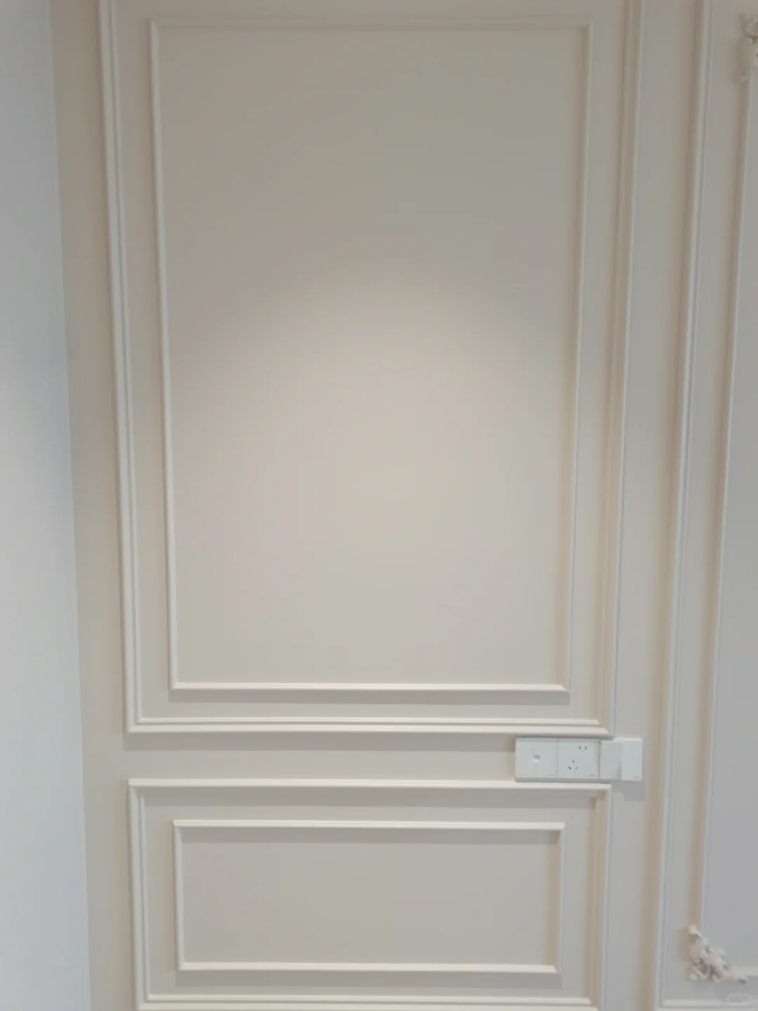 现场的整体平整度，上下的顺平度，直逼冲筋工艺的标准，柜体也可以做到上下接缝一致。