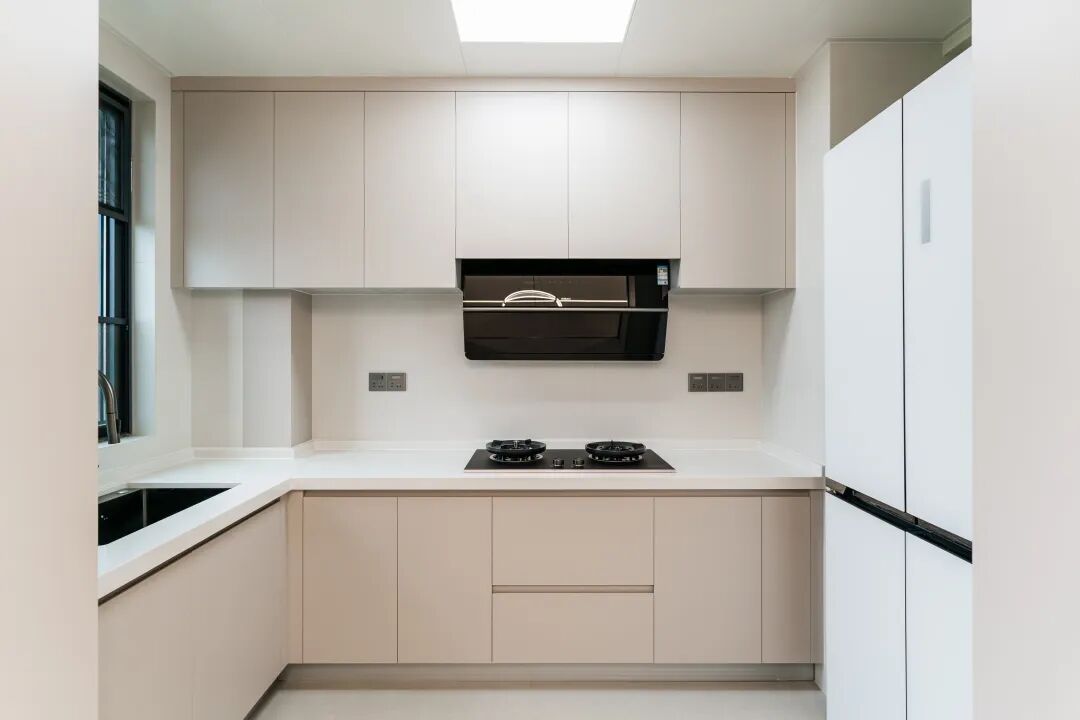  125㎡现代极简风格：满墙系统柜构成家的「收纳骨骼」!