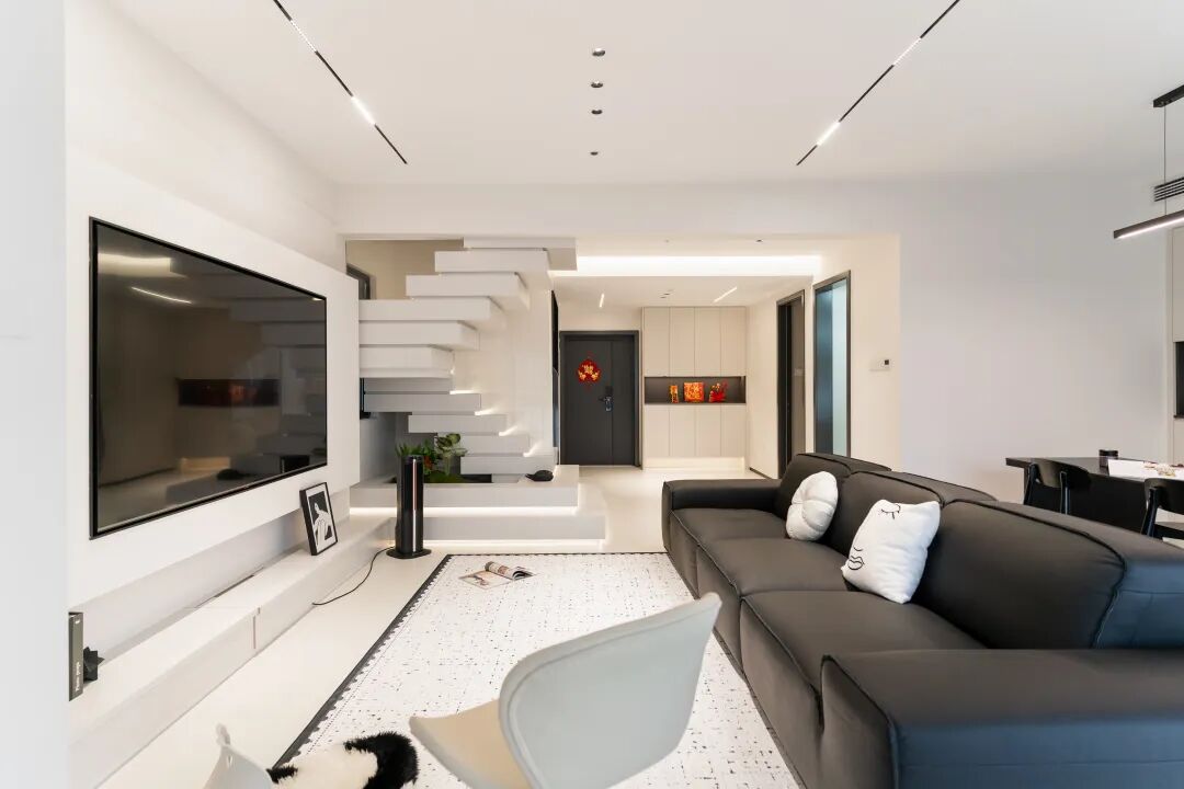 165㎡极简黑白风：隐形收纳+氛围灯带，清爽治愈的体验！