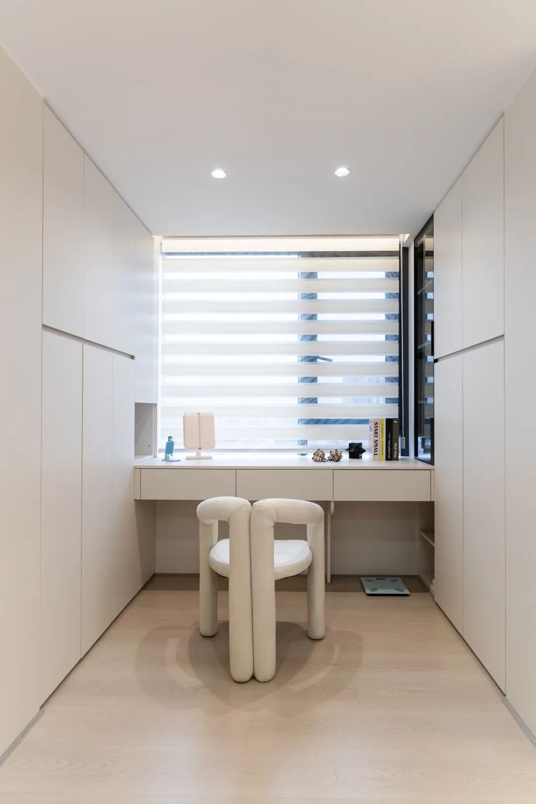 165㎡极简黑白风：隐形收纳+氛围灯带，清爽治愈的体验！