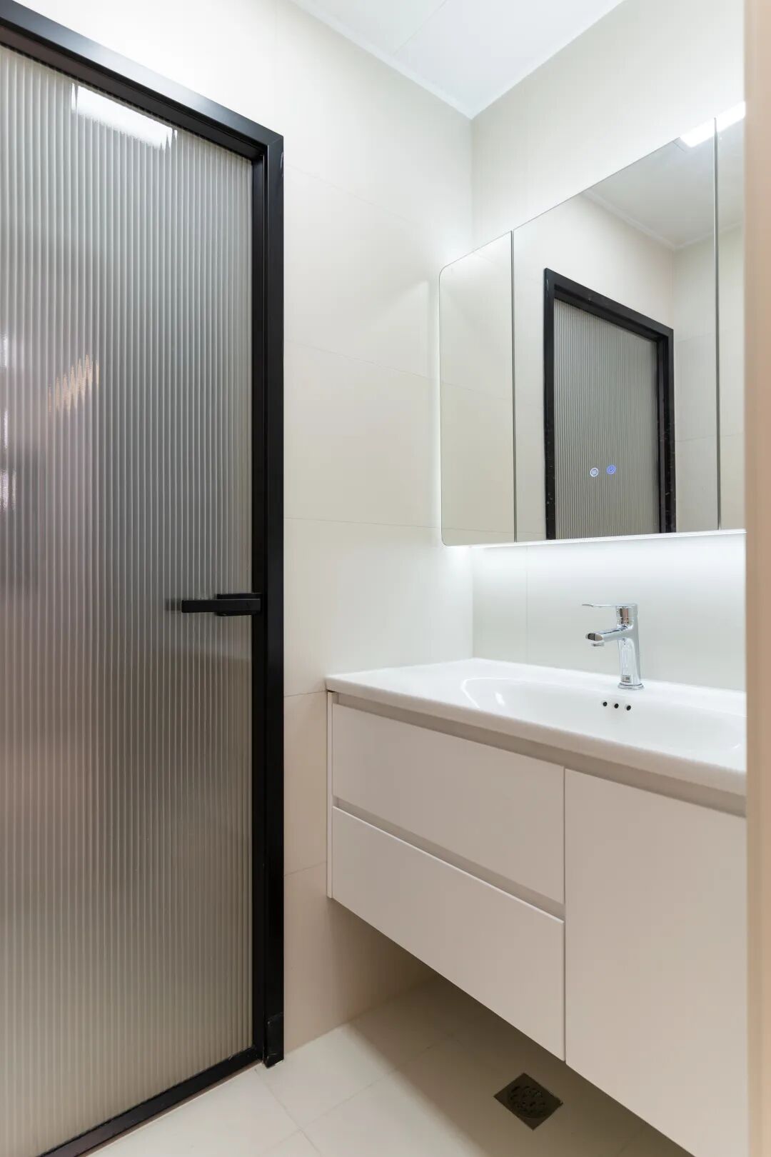 165㎡极简黑白风：隐形收纳+氛围灯带，清爽治愈的体验！