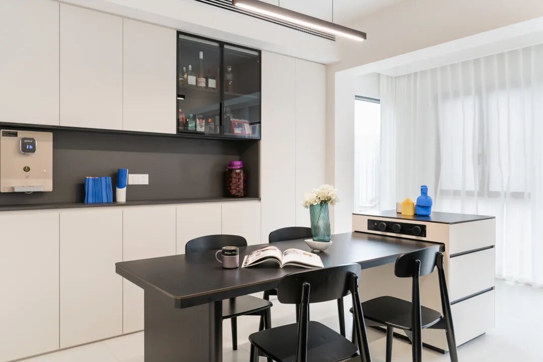 165㎡极简黑白风：隐形收纳+氛围灯带，清爽治愈的体验！