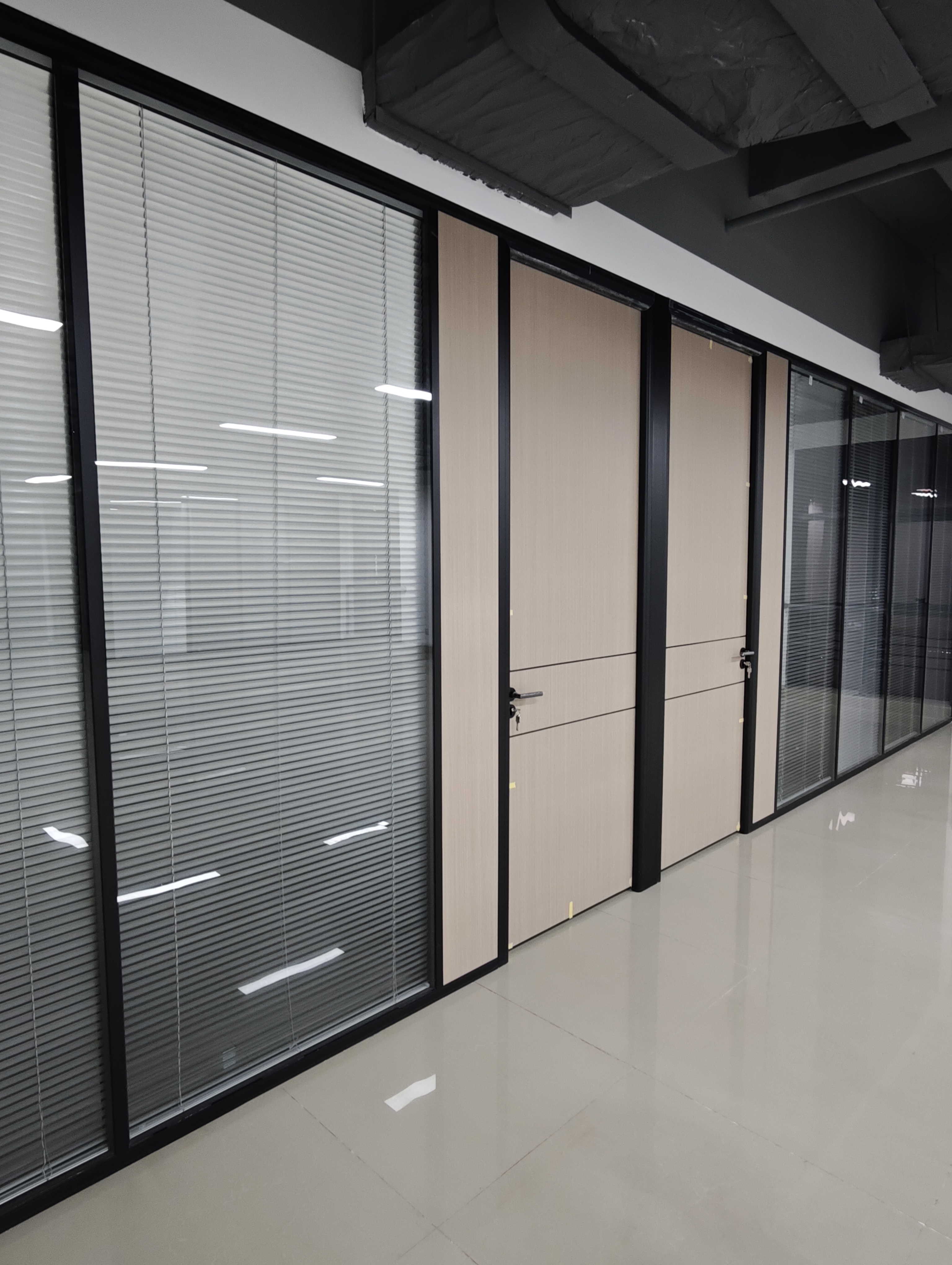 办公室隔断还用石膏板吗？ 聪明的人都开始用玻璃隔断了，简洁大方，高端大气。