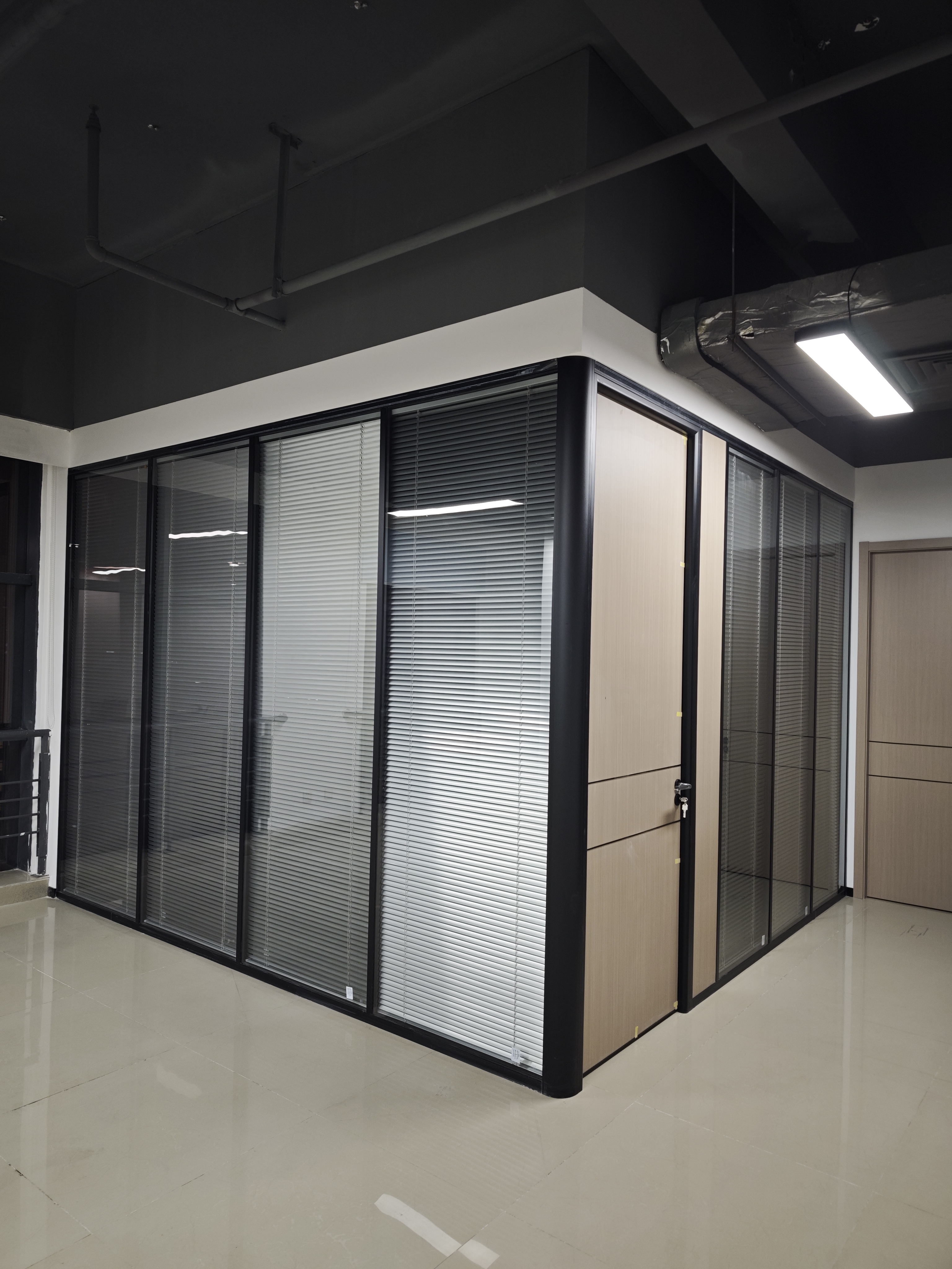 办公室隔断还用石膏板吗？ 聪明的人都开始用玻璃隔断了，简洁大方，高端大气。