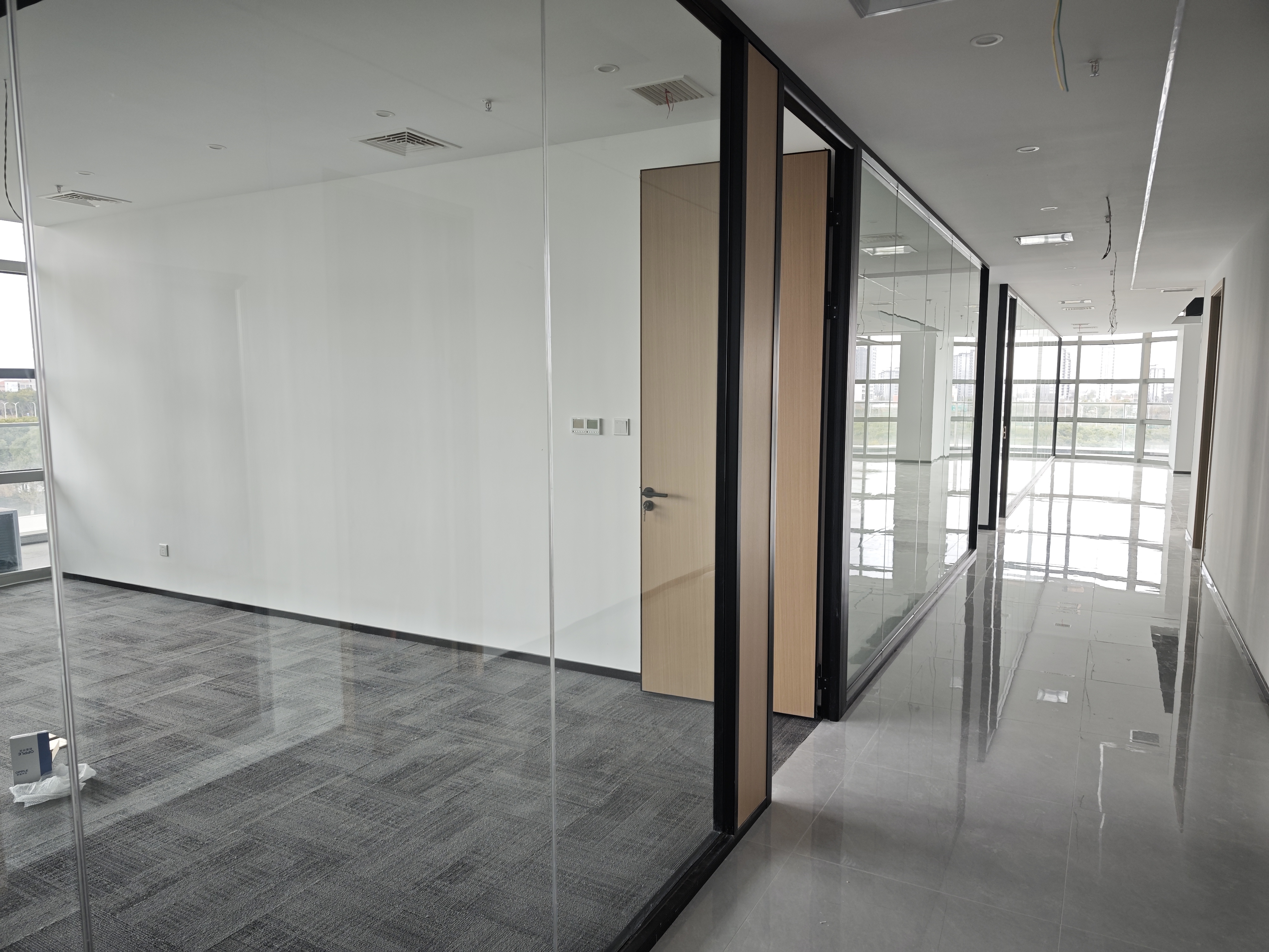 办公室隔断还用石膏板吗？ 聪明的人都开始用玻璃隔断了，简洁大方，高端大气。