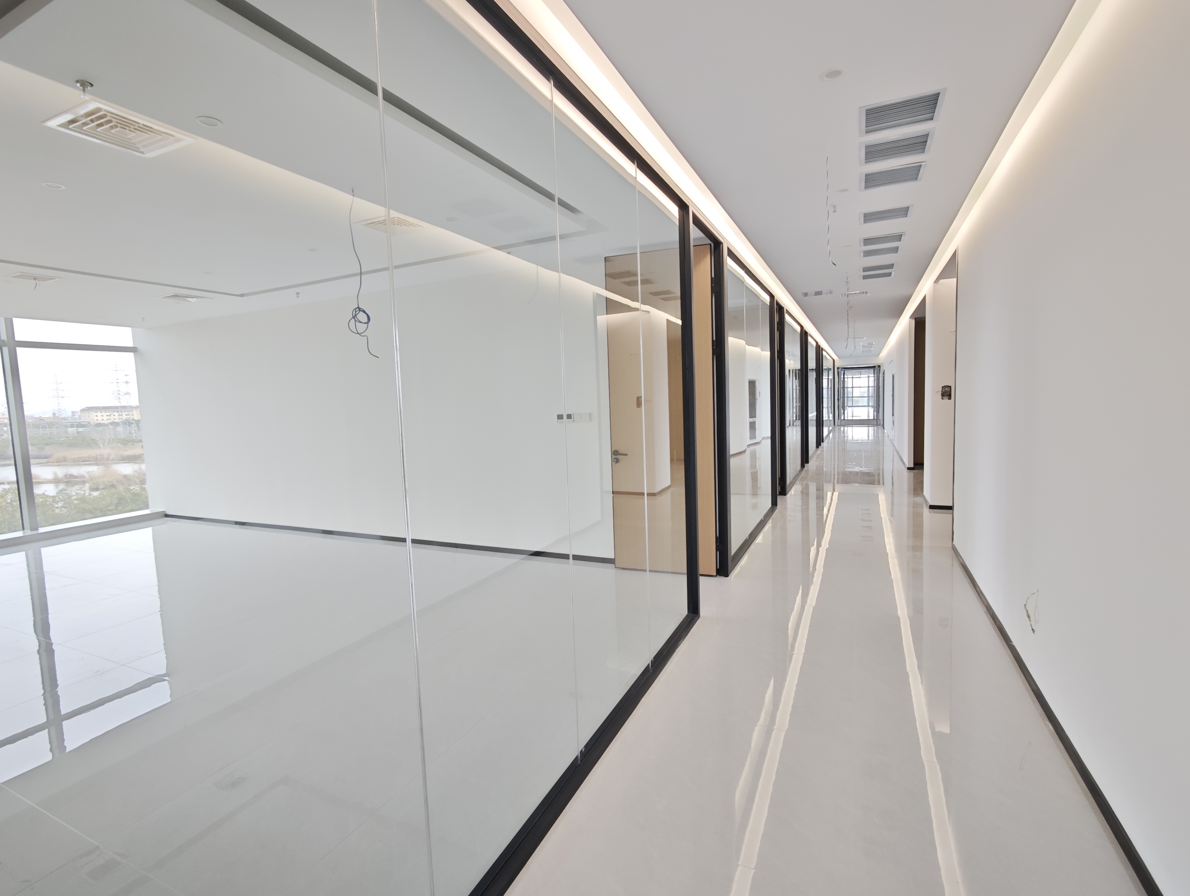 办公室隔断还用石膏板吗？ 聪明的人都开始用玻璃隔断了，简洁大方，高端大气。