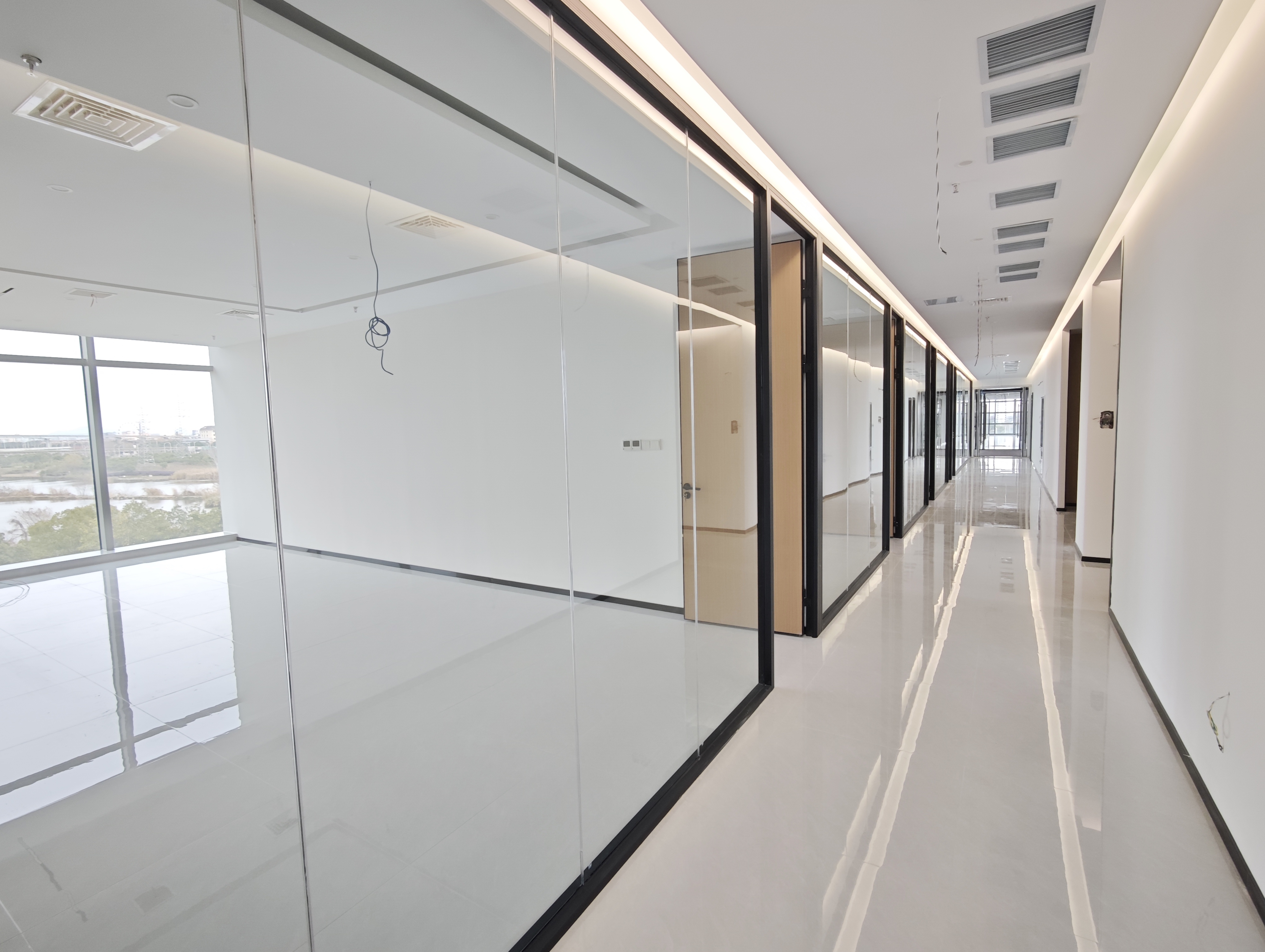 办公室隔断还用石膏板吗？ 聪明的人都开始用玻璃隔断了，简洁大方，高端大气。