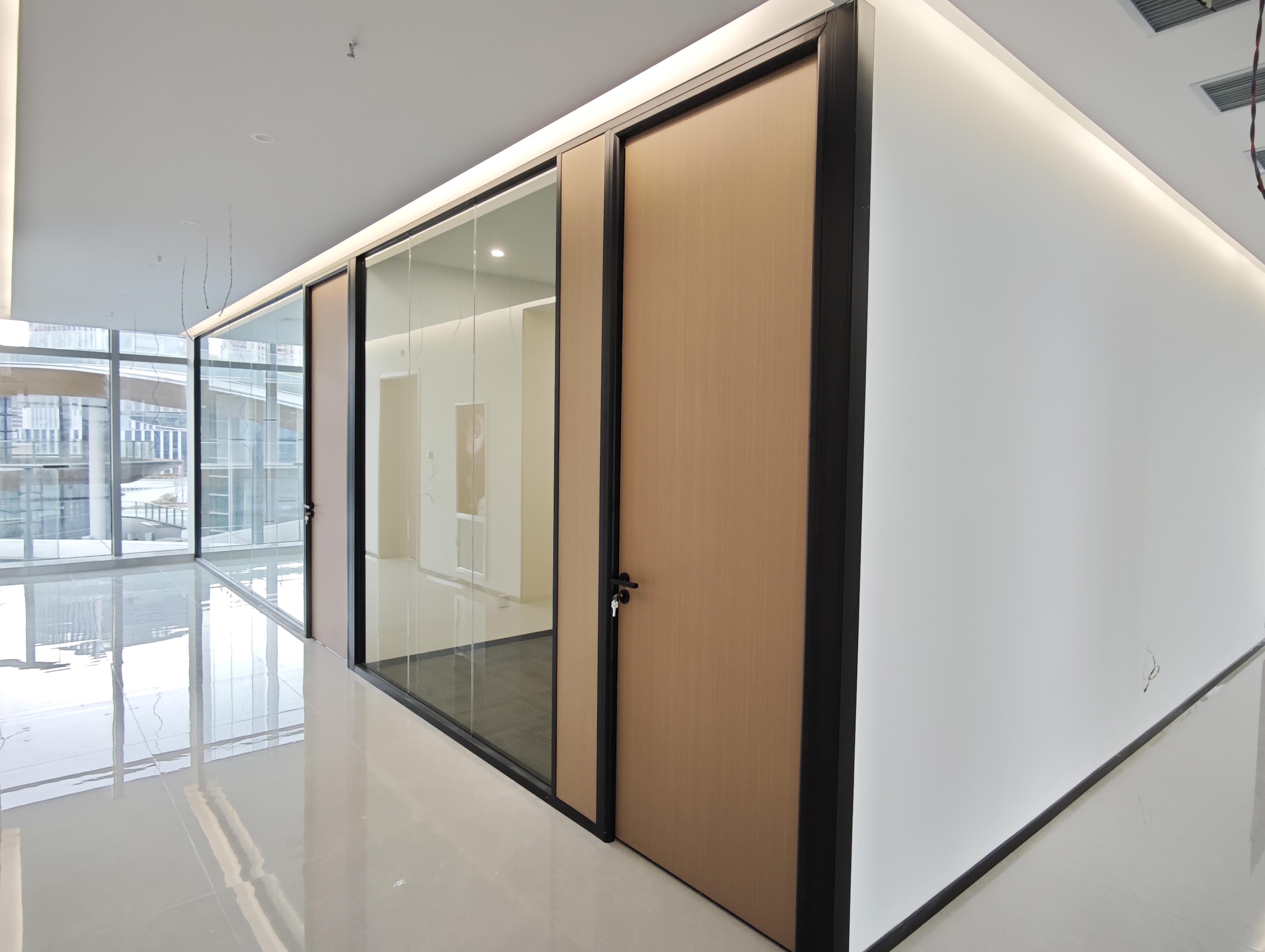 办公室隔断还用石膏板吗？ 聪明的人都开始用玻璃隔断了，简洁大方，高端大气。