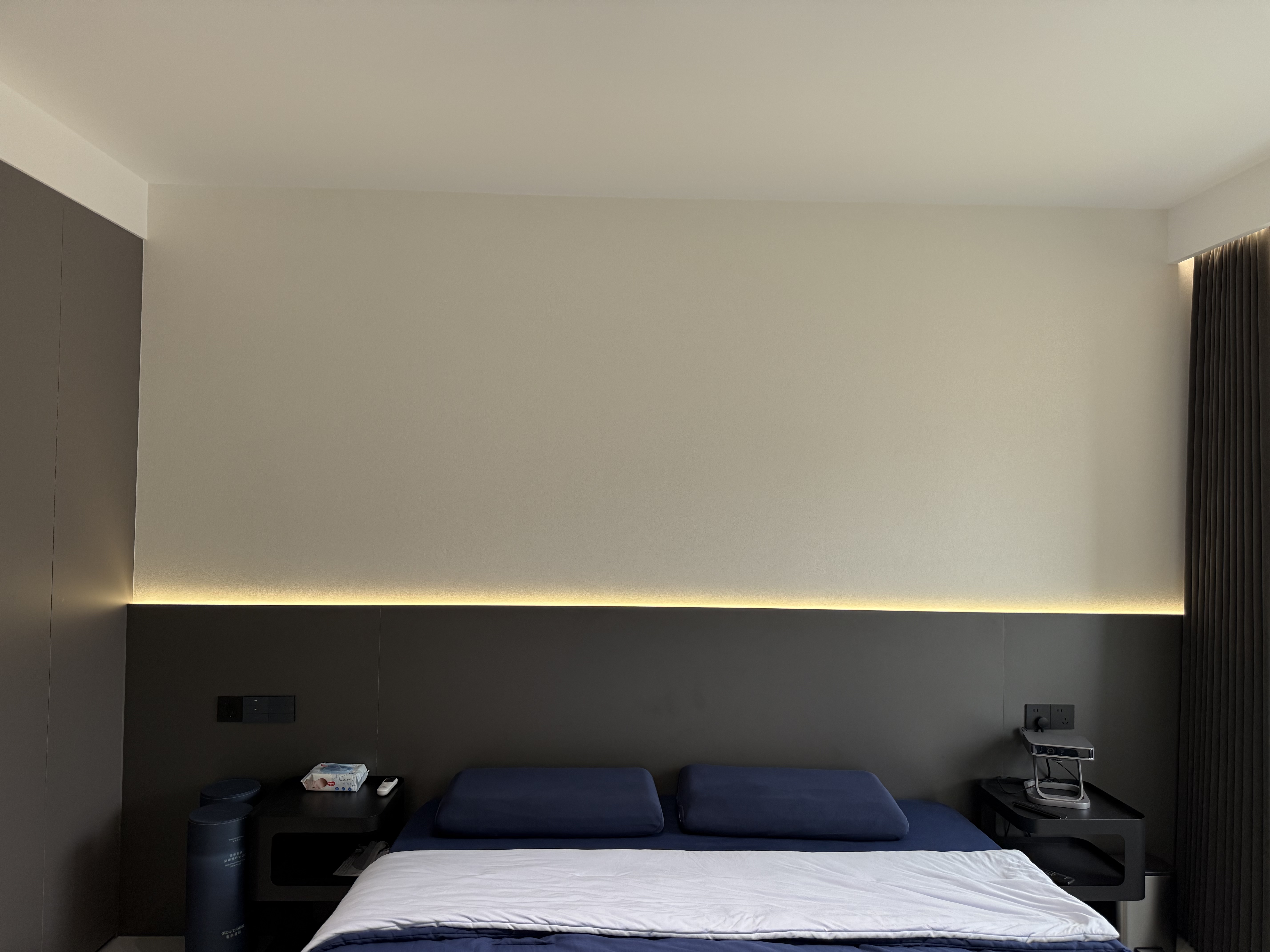 
本案由意佰意装饰全案落地，
干净、利落、有质感，不浮夸却足够高级。
没有多余造型，
只用线条、灯光